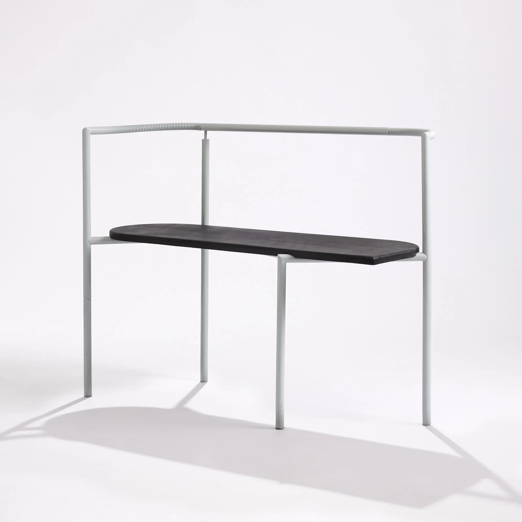 Paolo Pallucco & Mireille Rivier - Banco Stalker STK9, 1990, metal lacado y caucho

El banco Stalker STK9 es una de las piezas más distintivas del diseño italiano contemporáneo, nacido de la colaboración entre Paolo Pallucco y Mireille Rivier.