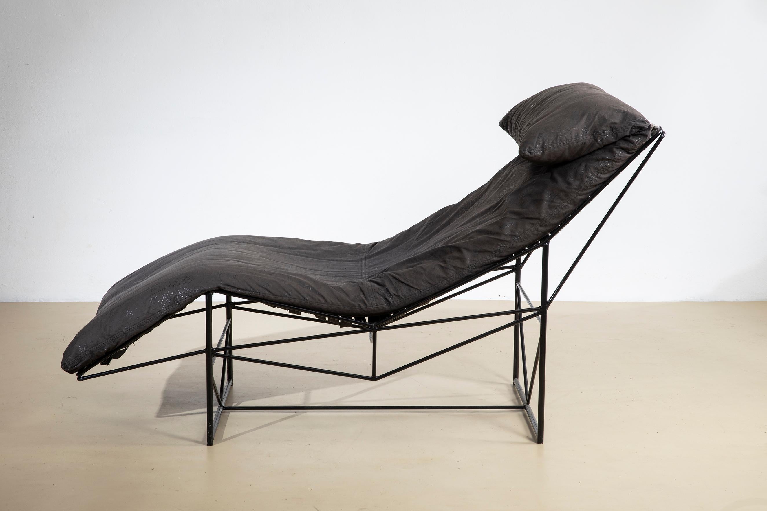 Magnifique chaise longue, conçue par Paolo Passerini pour Uvet Dimensione en 1985. Cadre en treillis d'acier laqué en noir et revêtement d'origine en tissu noir. 

Bibliographie : 
G. Gramigna, Repertorio del design italiano 1950-2000, p. 344,