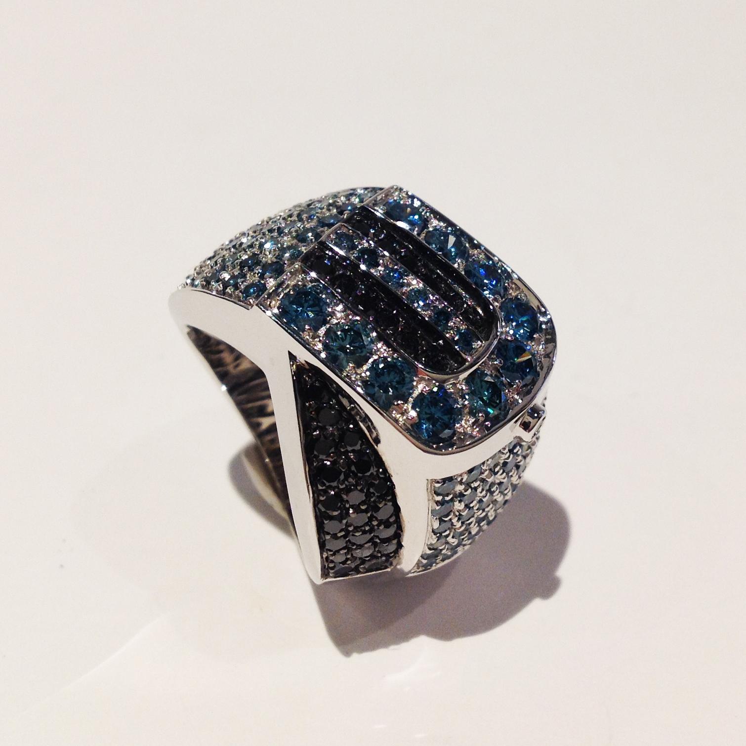 Ring in 18kt white gold which sets Sky Diamonds for 3,10cts, Black Diamonds for 1,16cts.

Unique piece, designed and handcrafted in Italy, by visionary goldsmith Paolo Piovan. 

Paolo Piovan Jewels, creations of the purest expression of Italian