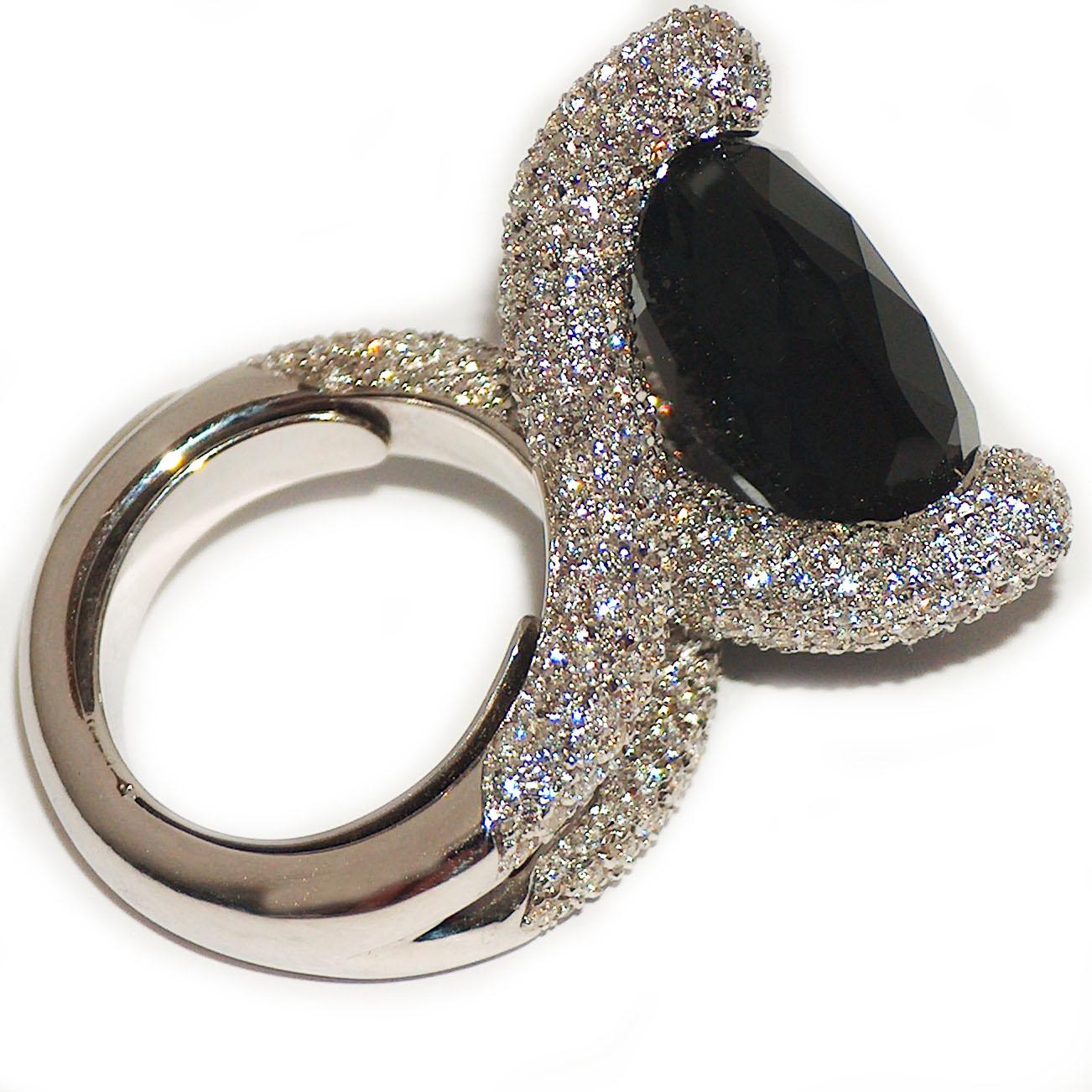 Ring in 18kt white gold which sets White Diamonds for ct. 5,90 and Onyx for ct. 25,00

Unique piece, designed and handcrafted in Italy, by visionary goldsmith Paolo Piovan. 

Quintessentially chic, this black and white glamorous statement ring is