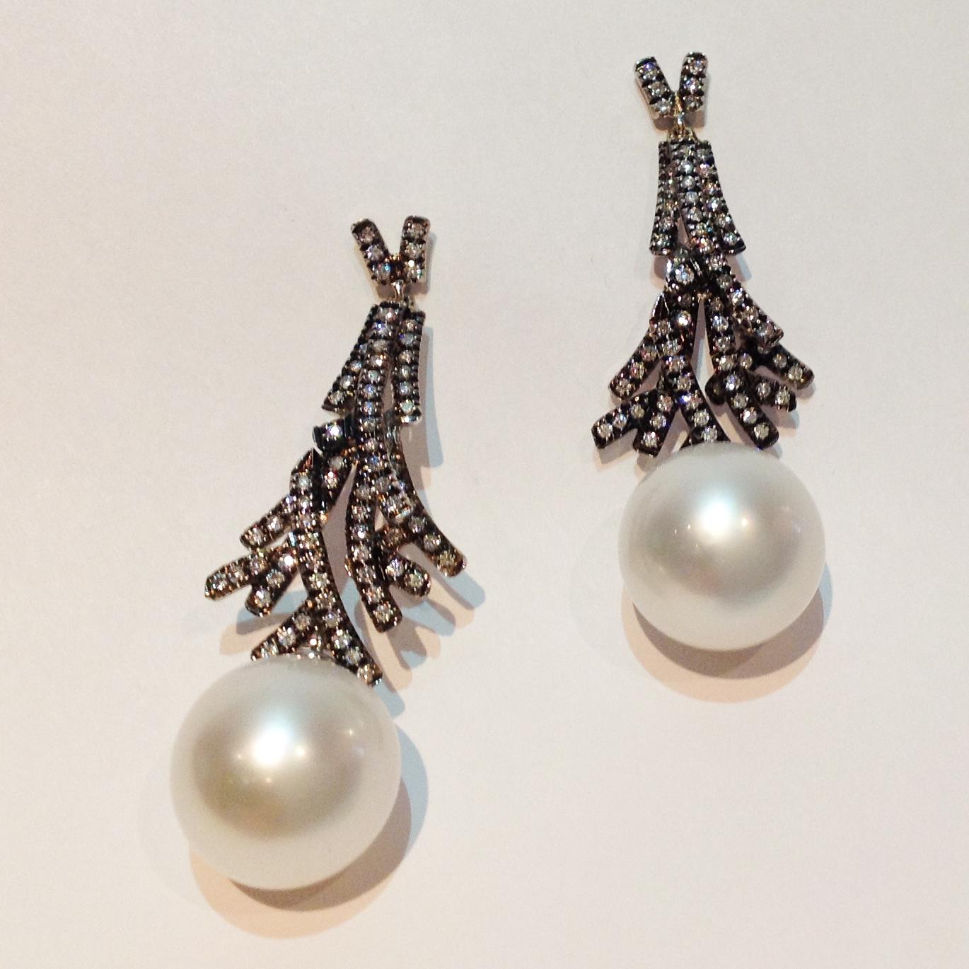 Earrings in 18kt white gold which sets Diamonds for 1,26 ct, South Sea Pearl for 60,00 ct.
Designed and hand-crafted in our Atelier in Italy.

