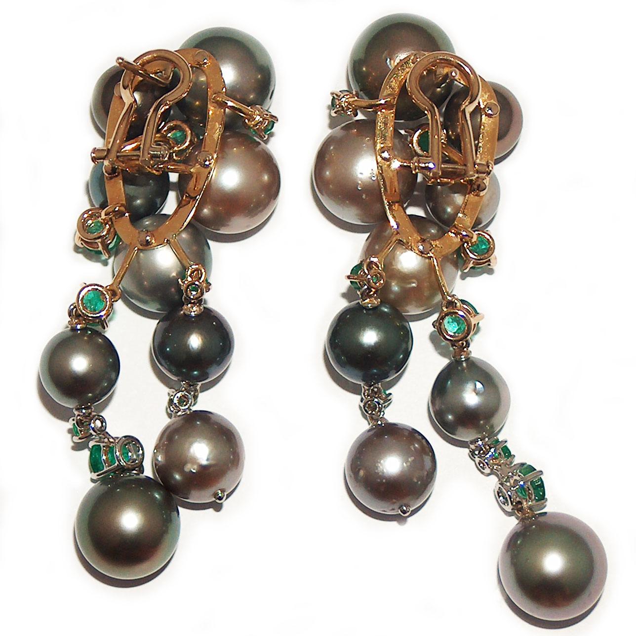 Earrings in 18kt yellow gold which sets White Diamonds for ct. 0,16, Emeralds for ct. 3,42 and Tahitian Pearls for ct. 101,00.

Unique piece, matching ring available.

Designed and handcrafted in Italy, by visionary goldsmith Paolo Piovan. 

Classic