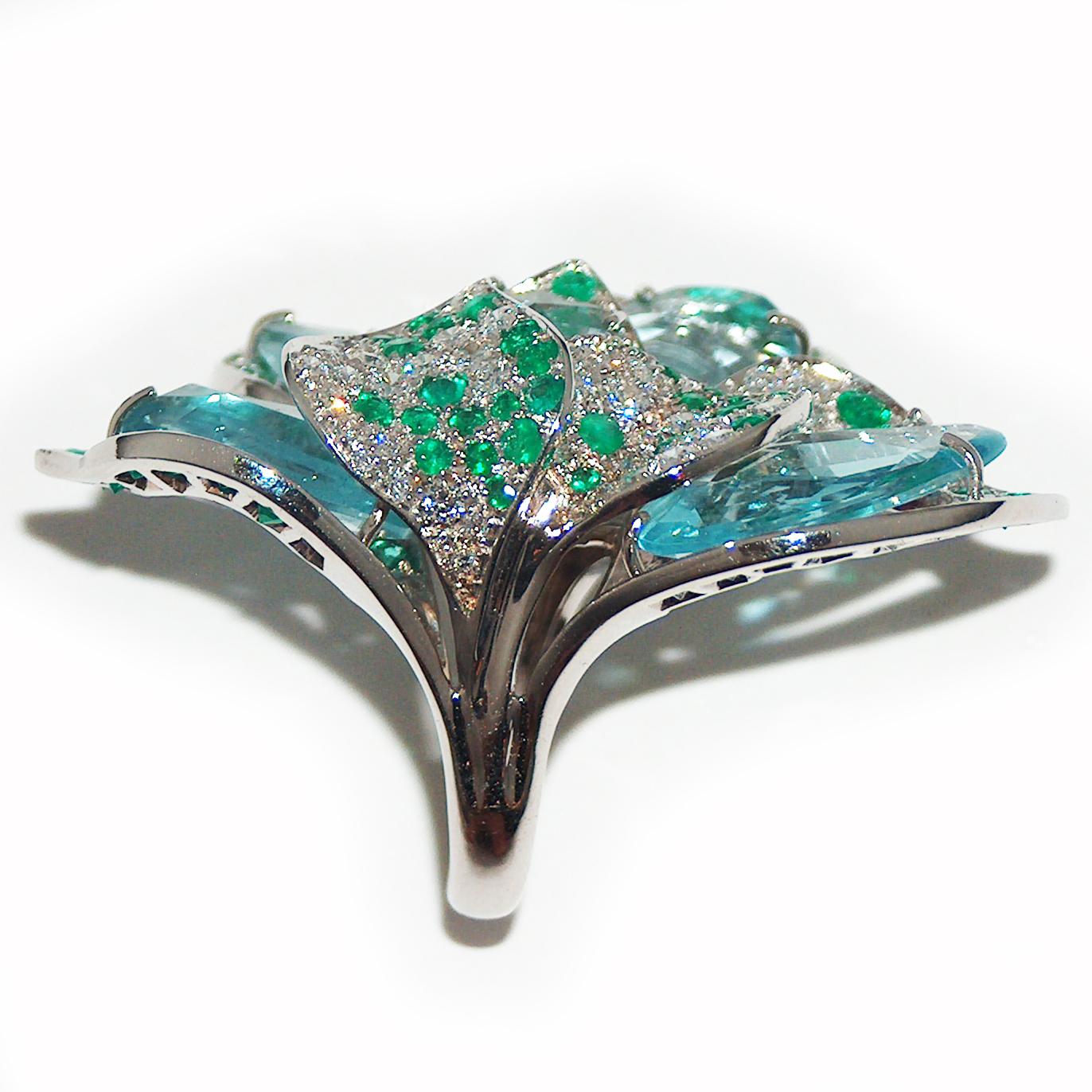 Paolo Piovan White Diamonds, Emeralds and Aquamarine 18 Karat Gold Flower Ring In New Condition For Sale In Padova, Padova