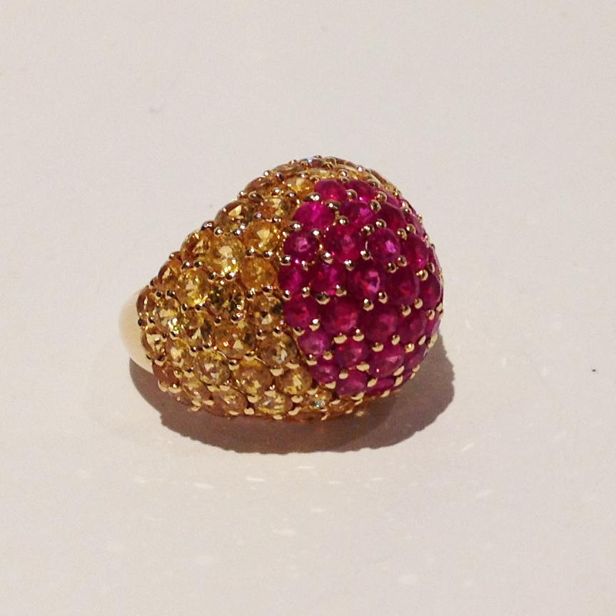 Ring in 18kt yellow gold which sets Rubies for 5,40 ct, Yellow Sapphires for 13,40 ct.
Designed and hand-crafted in our Atelier in Italy. 