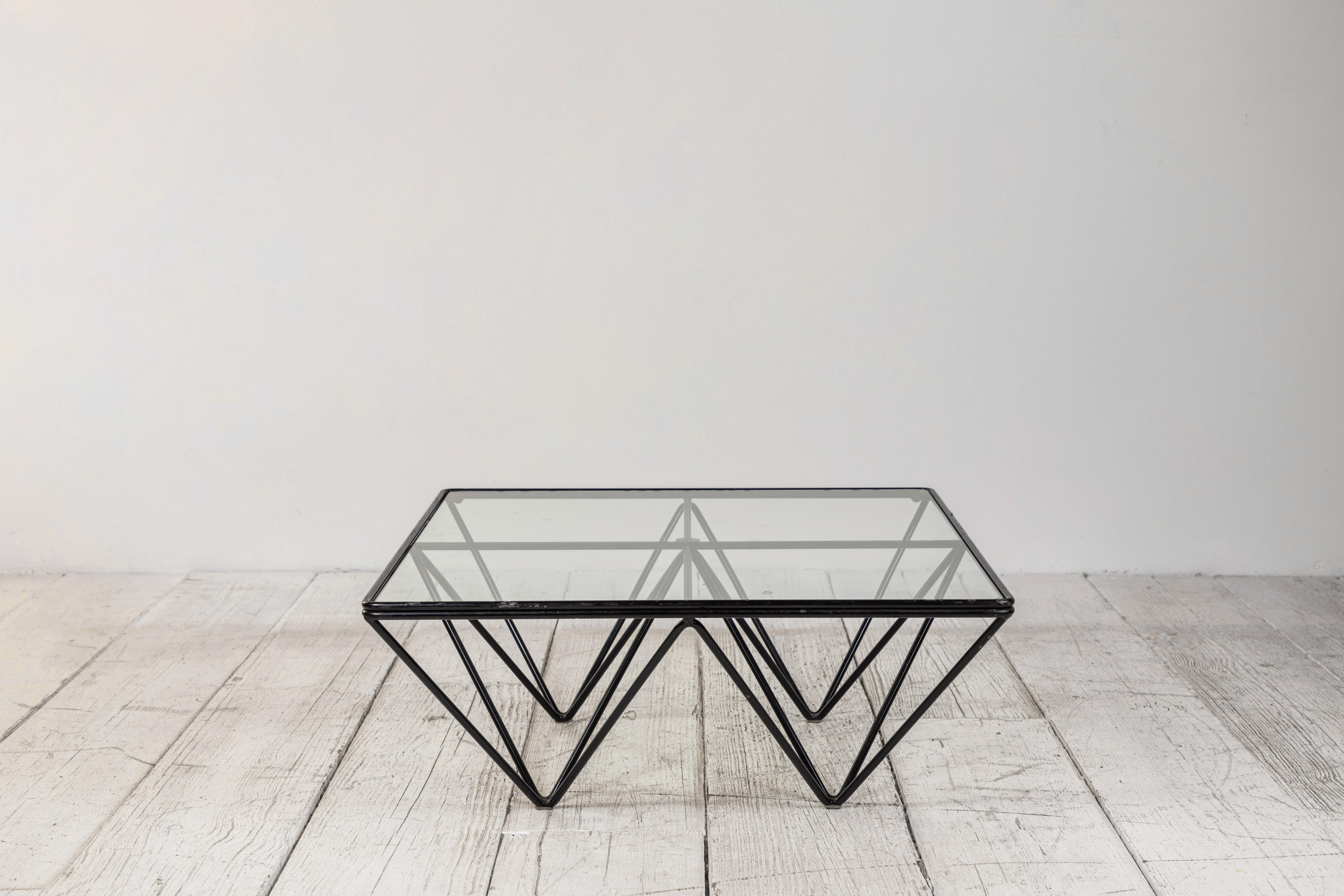 Iconic wire framed and glass topped 'Alanda' coffee table by designer Paolo Piva for B&B Italia, 1981.
Black enameled wire metal frame with clear glass top. In original condition with visible signs of wear consistent with age and usage.
 
