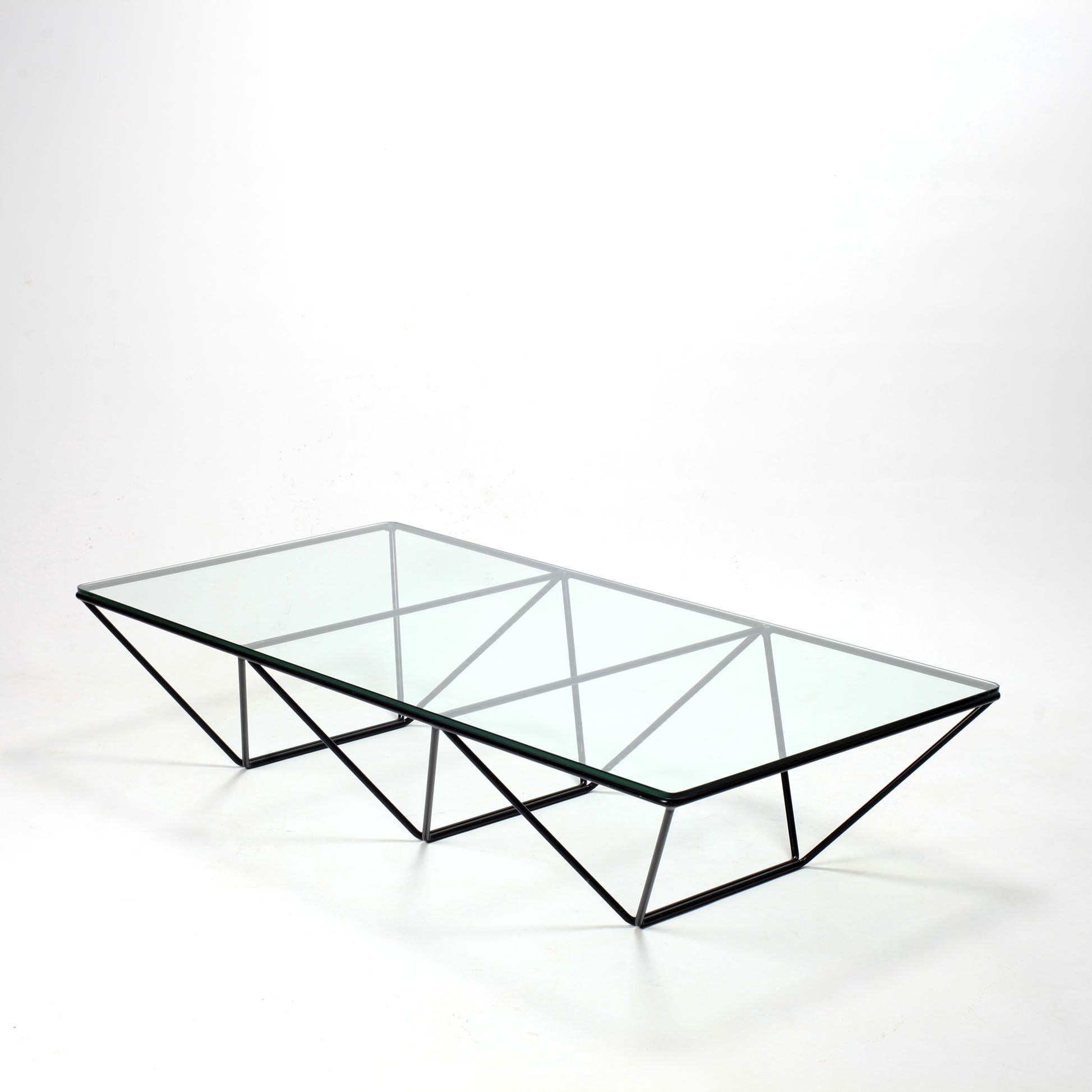 Architectural Alanda coffee table by Paolo Piva for B & B Italia.
Black wire metal frame diamond shape with top glass.
Very good vintage condition.