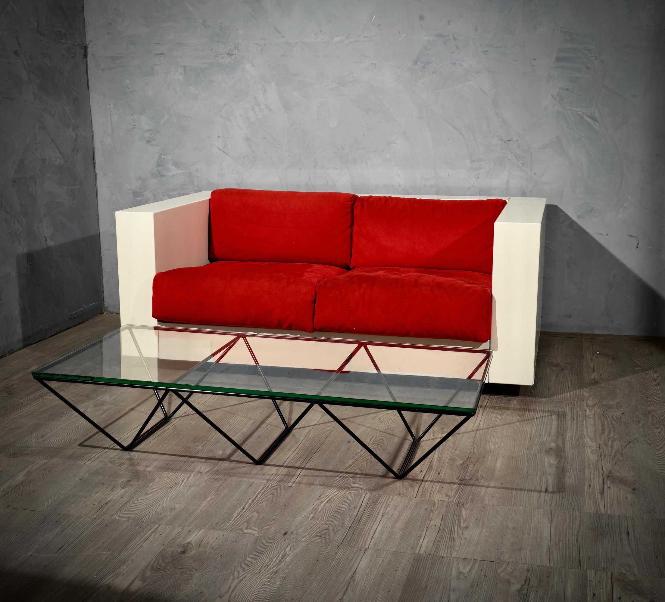 Erstaunlich Paolo Piva Produktion B&B Italia, 1979 Couchtisch in schwarzem Metallrahmen und Glasplatte. Angenehm, linear und minimalistisch. Der Sockel des Tisches ist ein wahres Wunderwerk der Ästhetik, er zeigt eine wahre architektonische Eleganz