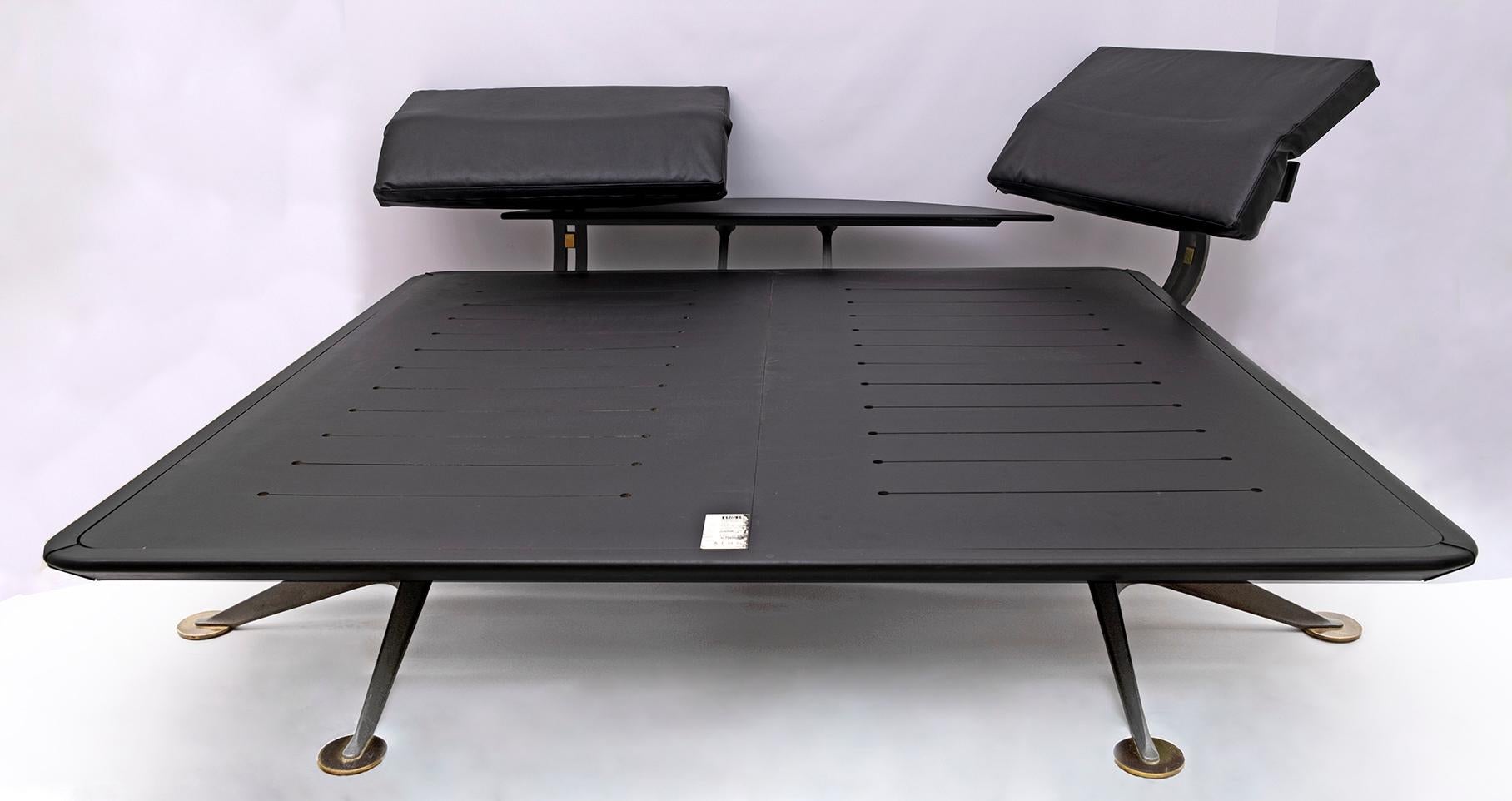 Fabuleux lit à plateforme réglable Adia conçu par Paolo Piva pour B&B Italia dans les années 1980. Le lit est fabriqué en acier moulé et revêtu d'une poudre texturée gris ardoise avec des pieds en laiton brossé. Les appuis-tête en cuir noir sont