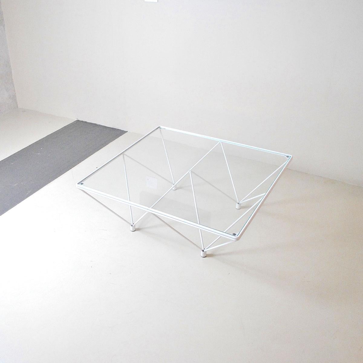 A particular type of Alanda coffee table in white color by Paolo Piva for B&B