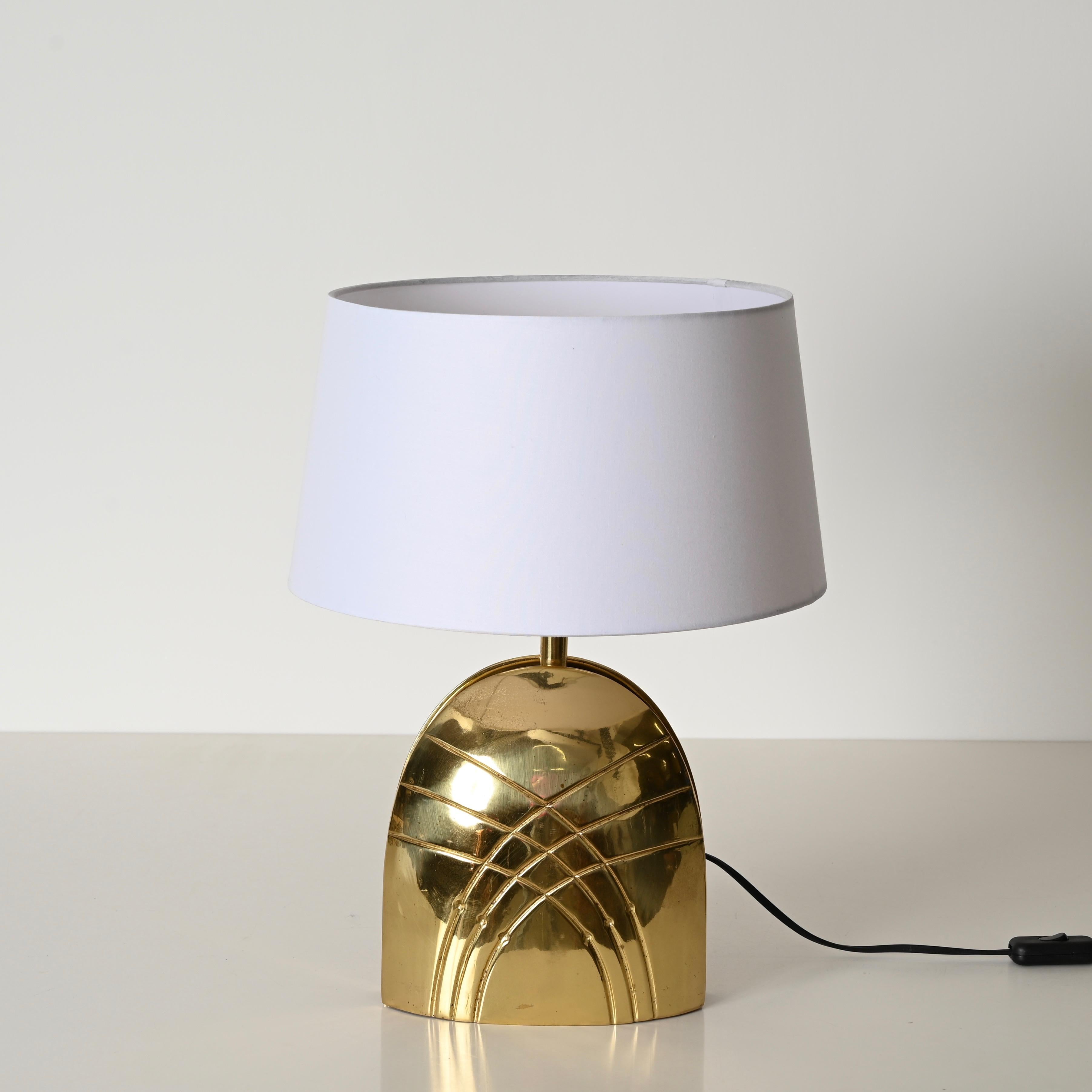 Beautiful large table lamp fully made in solid brass and completed by a white lampshade. This beautiful lamp was designed by Paolo Piva and produced in Italy in the 1970s.

This incredibly elegant lamp perfectly reflects Piva's distinctive style,