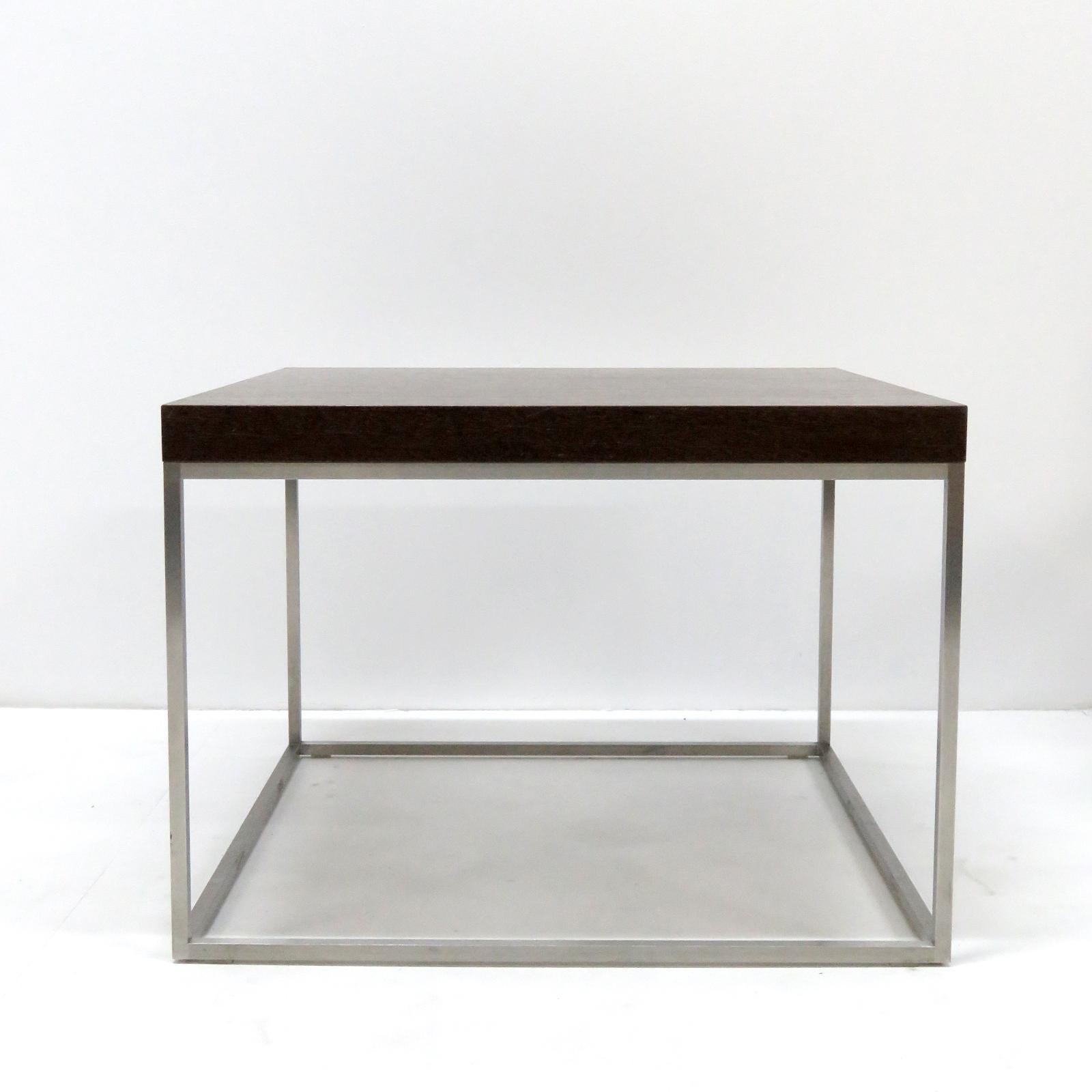 Magnifique table basse moderne de Paolo Piva pour Wittmann, Autriche, en placage de wengé foncé sur une structure en acier inoxydable cubique clair, marquée.