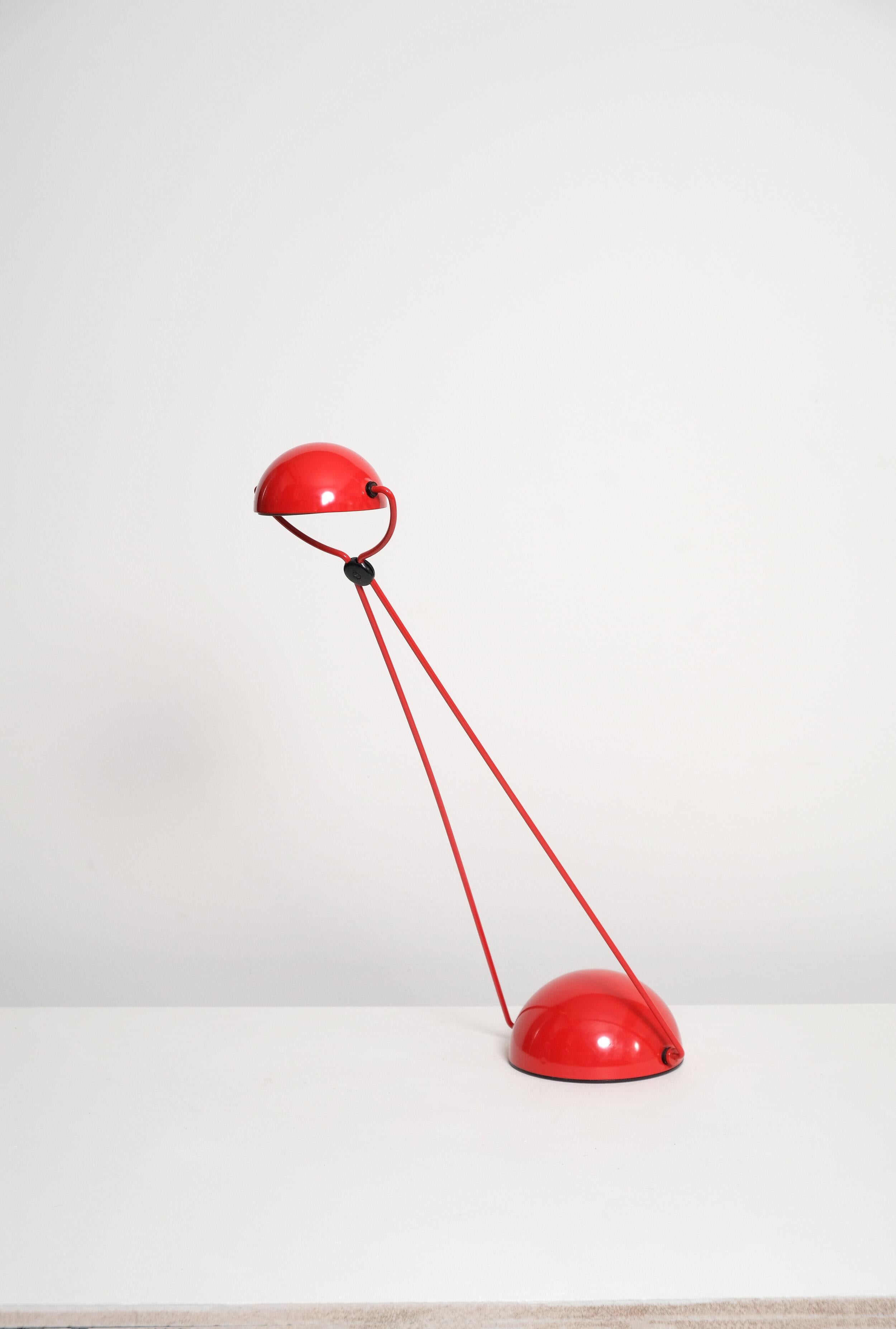 Lampada Meridiana di Paolo Piva per Stefano Cevoli, prodotta negli anni Ottanta. Lampadina alogena G-4 12 volt 20 watt.

Presa alogena G-4 originale. La lampada è marcata 220v ma funziona anche a 110v. Interruttore di linea originale americano e