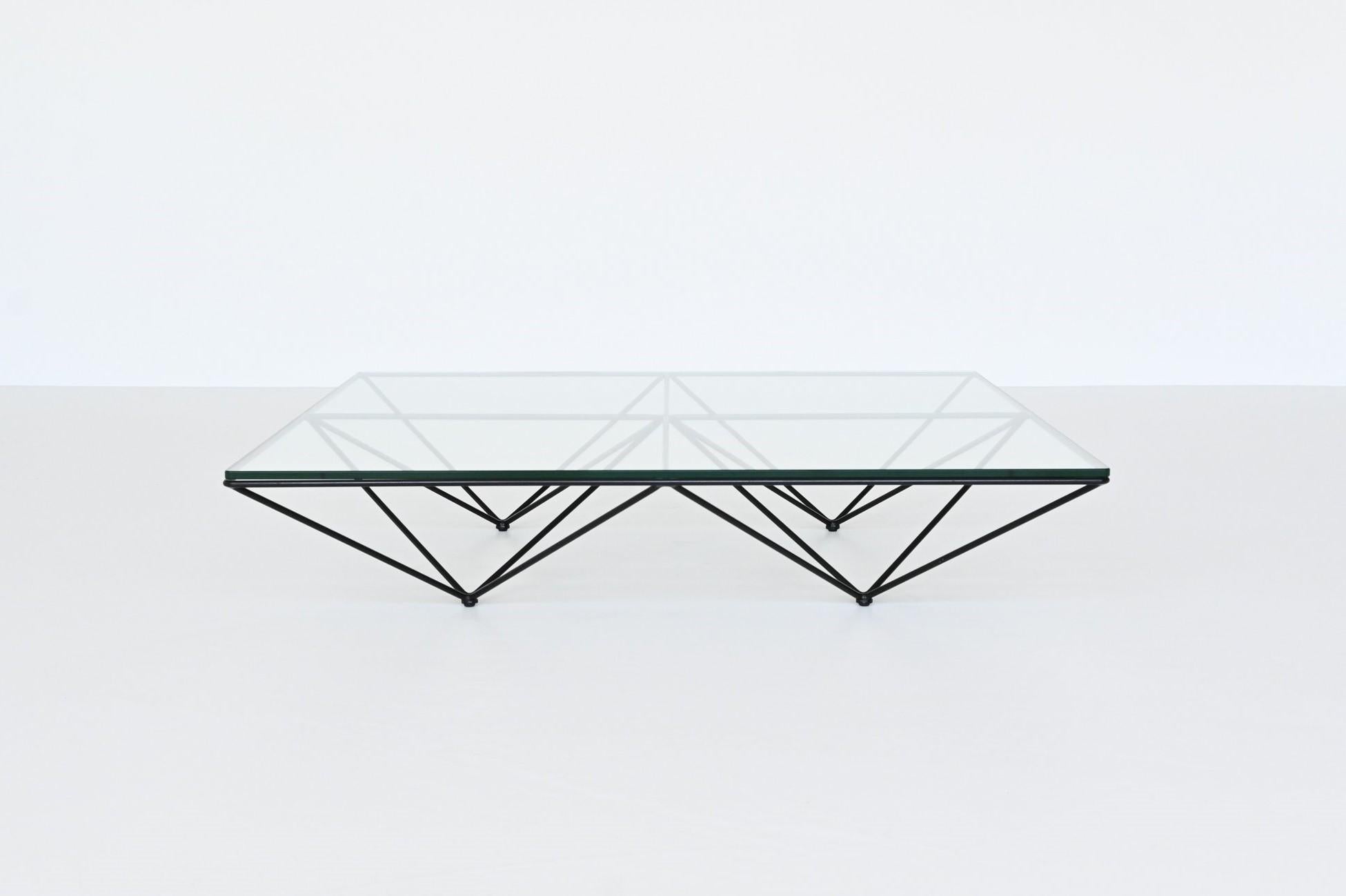 Beautiful modernist coffee table model Alanda designed by Paolo Piva and manufactured by B&B Italia, Italy 1982. This spectacular geometric coffee table has a solid black lacquered metal frame, connected like a spider web. The low base supports a
