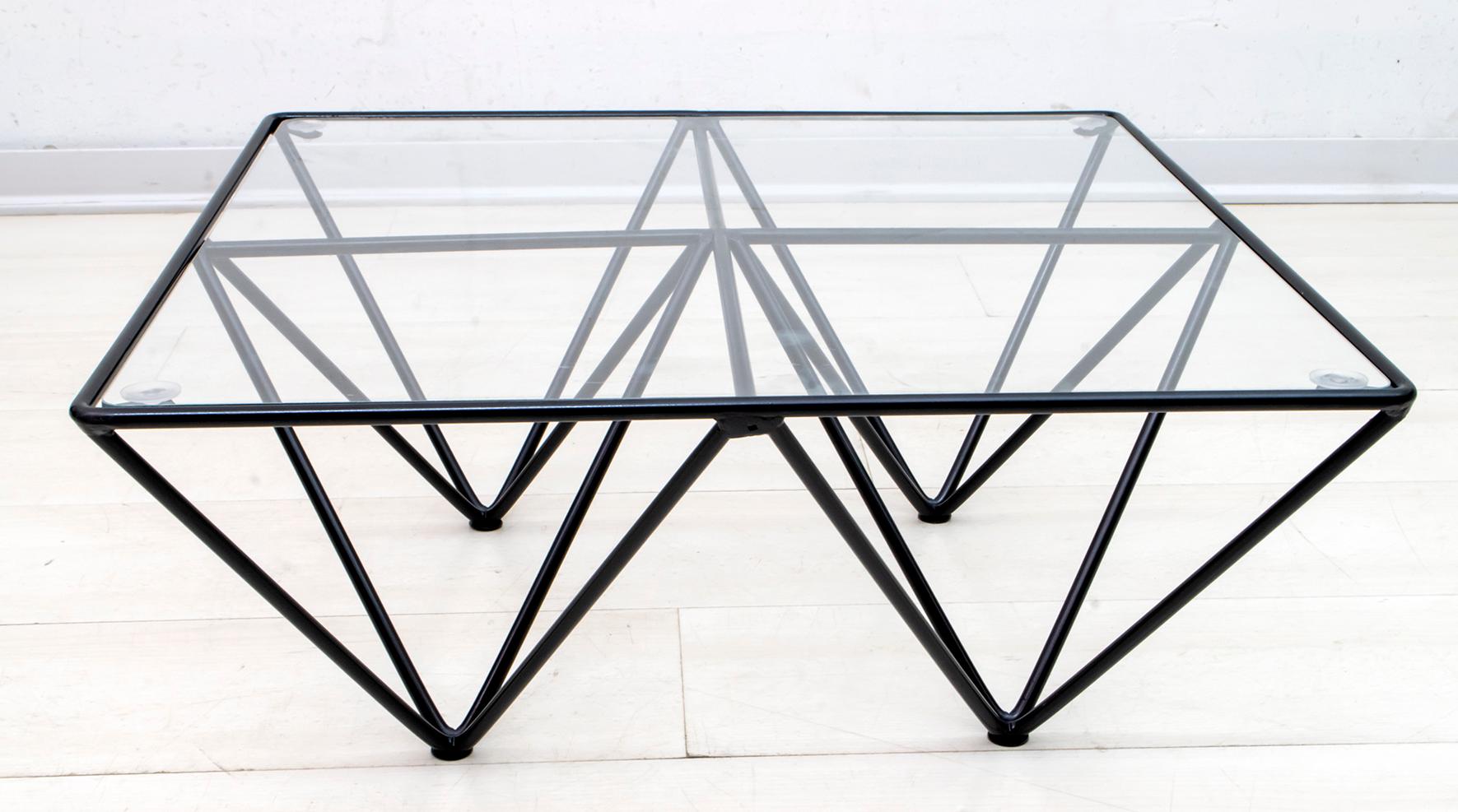 The structure of the table is in black lacquered steel tube, shaped in a square shape with black plastic bases. A clear glass top with no dots created a light and elegant look. The conditions are very good and the table is ready to be inhabited. All