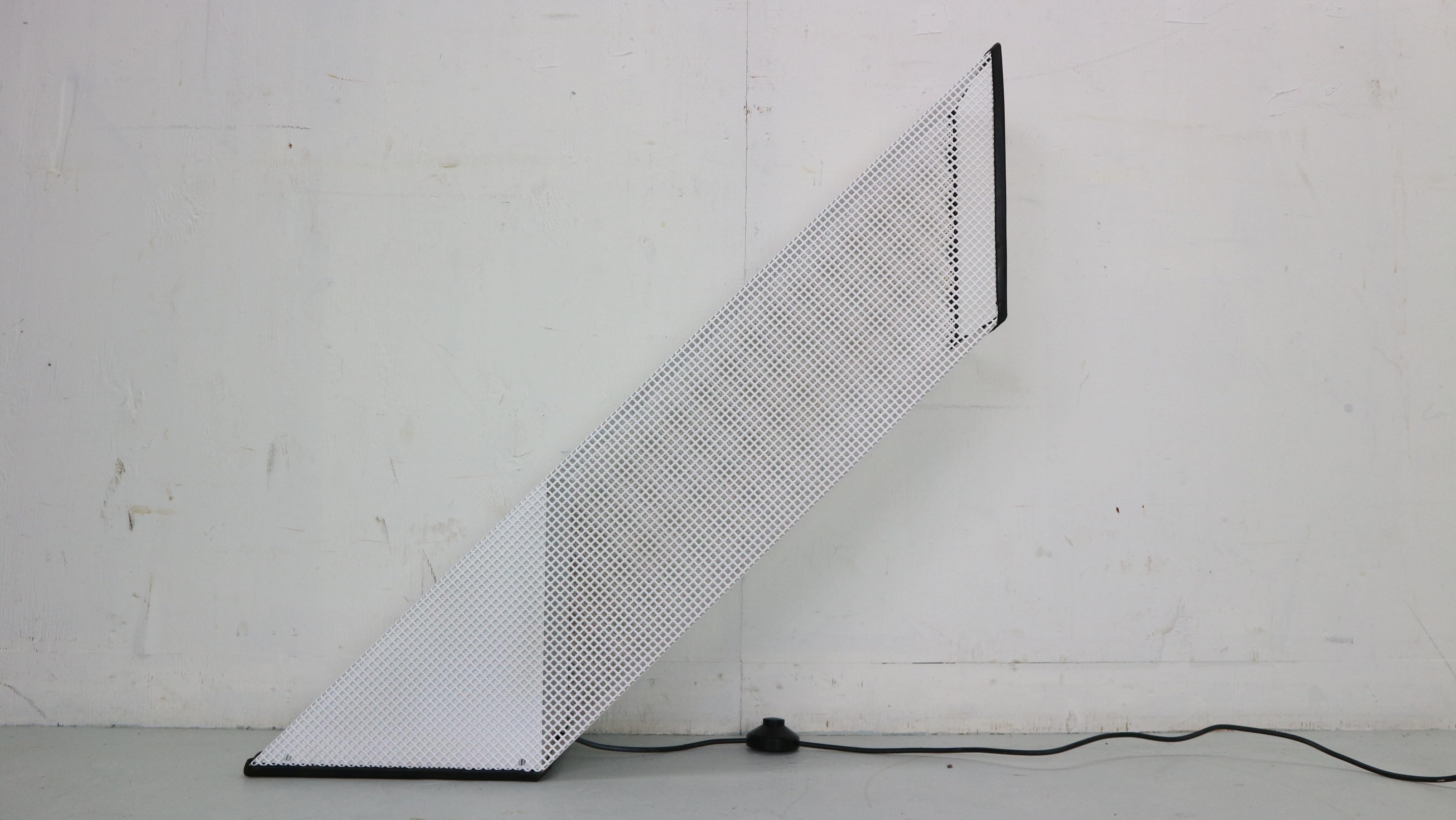 Lampe de table ouverte conçue par paolo piva pour le fabricant italien lumenform, 1970 italie. 
Le modèle est constitué d'une structure maillée en métal blanc avec un intérieur en plastique et métal en forme de pyramide inversée. 
Une ampoule à
