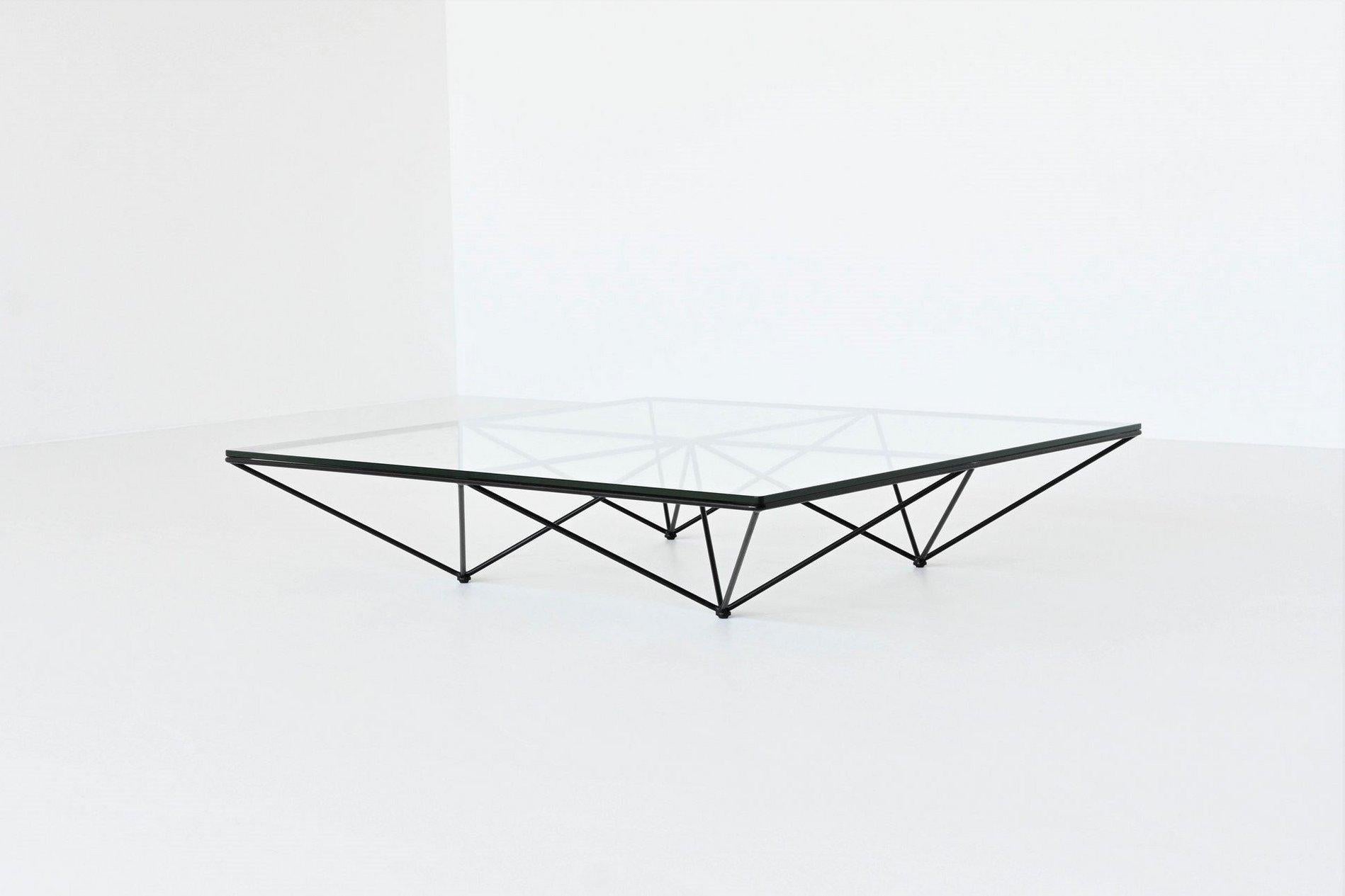 Preciosa mesa de centro modernista modelo Alanda diseñada por Paolo Piva y fabricada por B&B Italia, Italia 1982. Esta espectacular mesa de centro geométrica tiene una sólida estructura de metal lacado en negro, conectada como una tela de araña. La