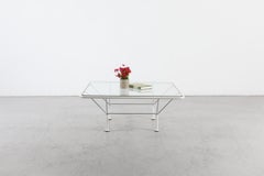 Table basse « Paolo Piva Style » en métal émaillé blanc et verre, par Niels Bendtsen