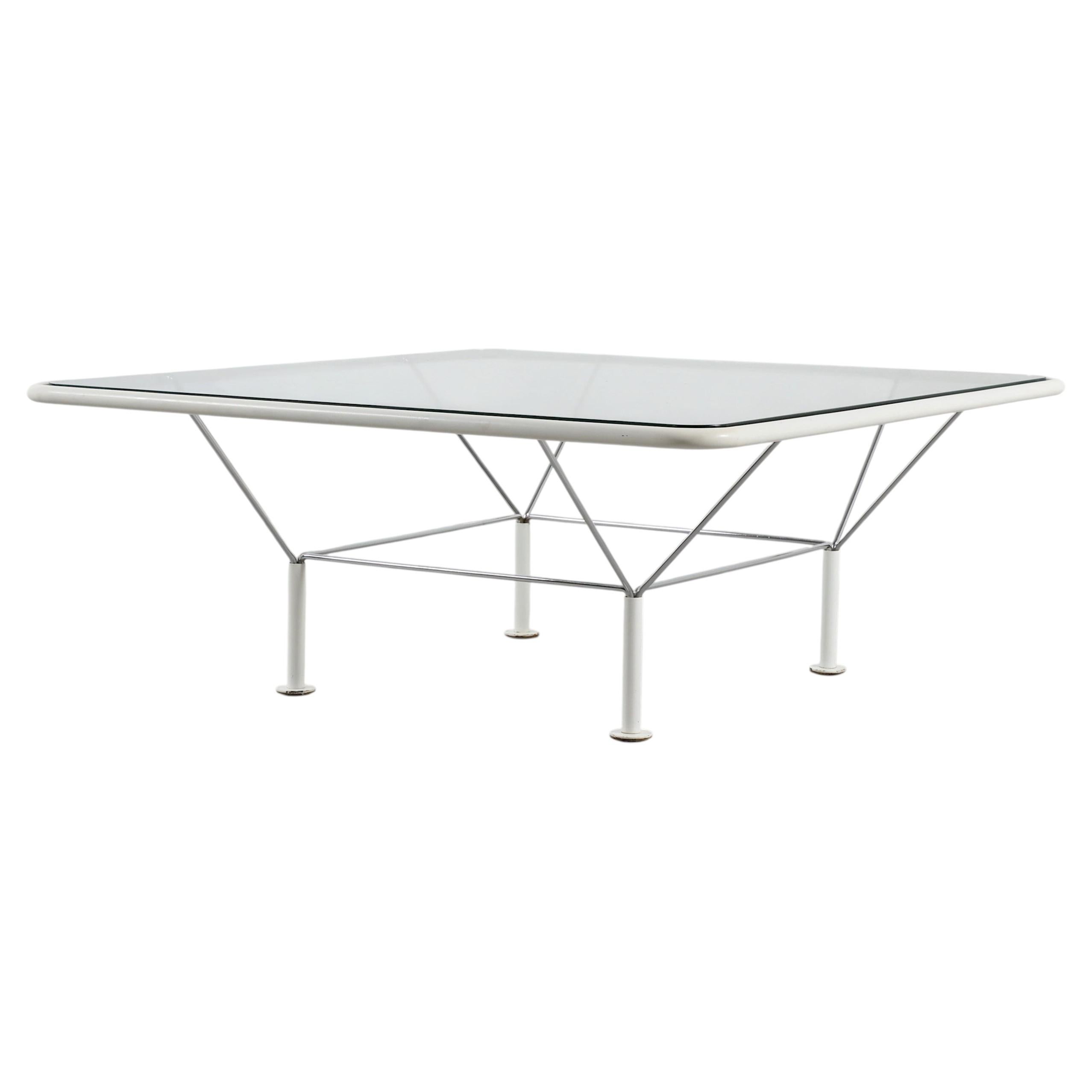 Table basse « Paolo Piva Style » en métal émaillé blanc et verre, par Niels Bendtsen