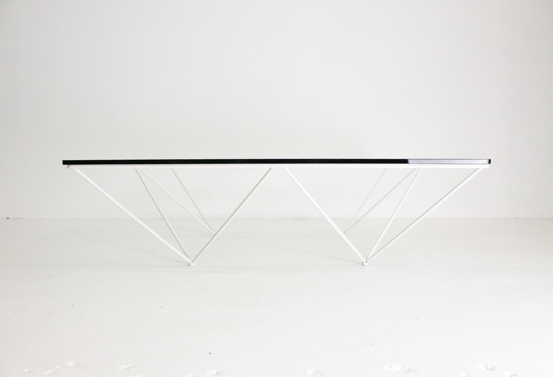 Superbe table basse italienne achetée à Turin dans les années 1990 et attribuée à Paolo Piva pour B & B Italia. 

La table est d'une dimension rare et a été recouverte d'un revêtement en poudre blanc sur mesure. Elle peut donc être utilisée à