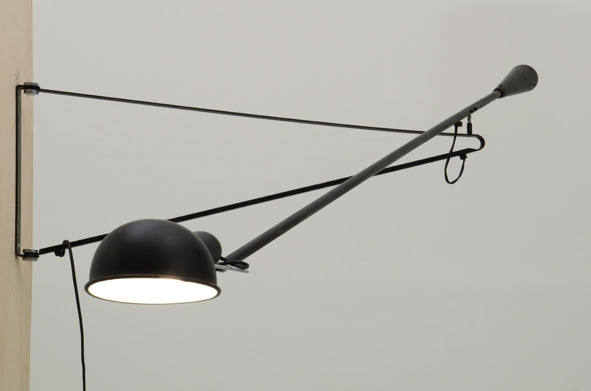 Paolo Rizzatto

Lámpara orientable en todas direcciones con pantalla y brazo articulado de acero pintado y contrapeso de hierro fundido.

Producción Arteluce, 1968.

Extensión máxima 240 cm