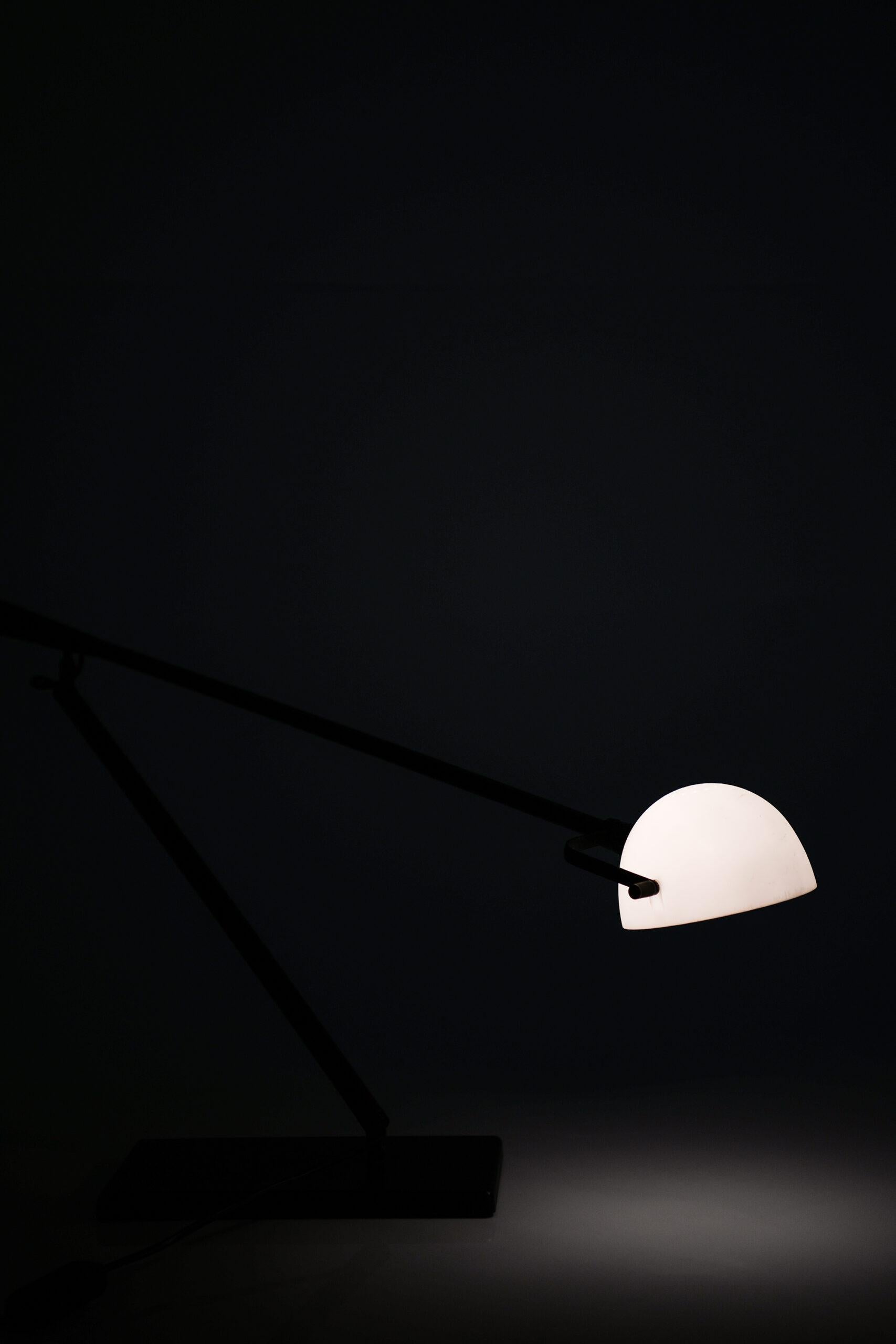 Paolo Rizzatto & Gino Sarfatti Table Lamp Model 613 Produced by Arteluce For Sale 1