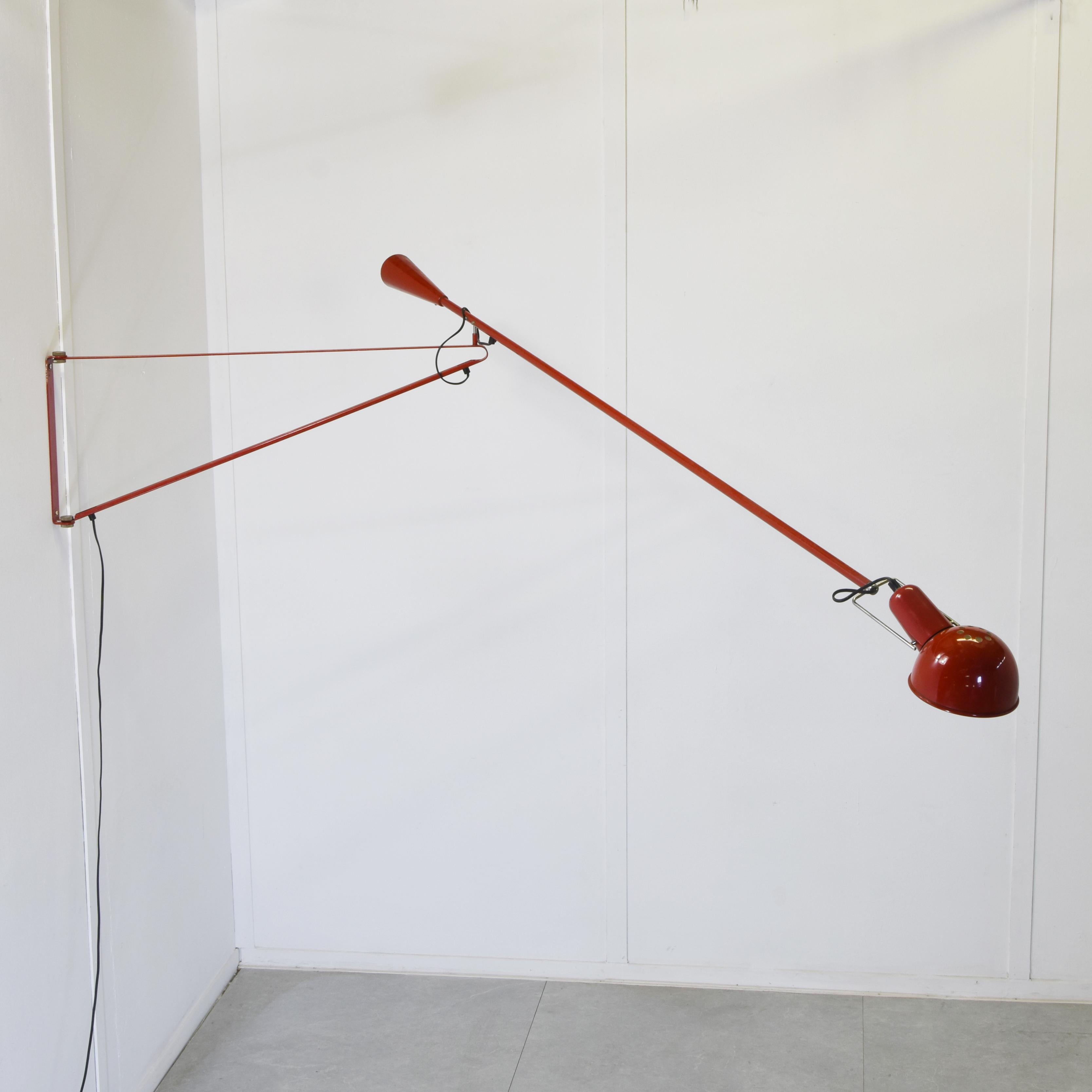 Die 1973 von ARTELUCE hergestellte Wandleuchte Mod. 265 ist eine perfekte Mischung aus Funktionalität und Eleganz. Der schlanke, verstellbare Arm und der drehbare Lampenschirm ermöglichen eine mühelose Steuerung und lenken das Licht genau dorthin,