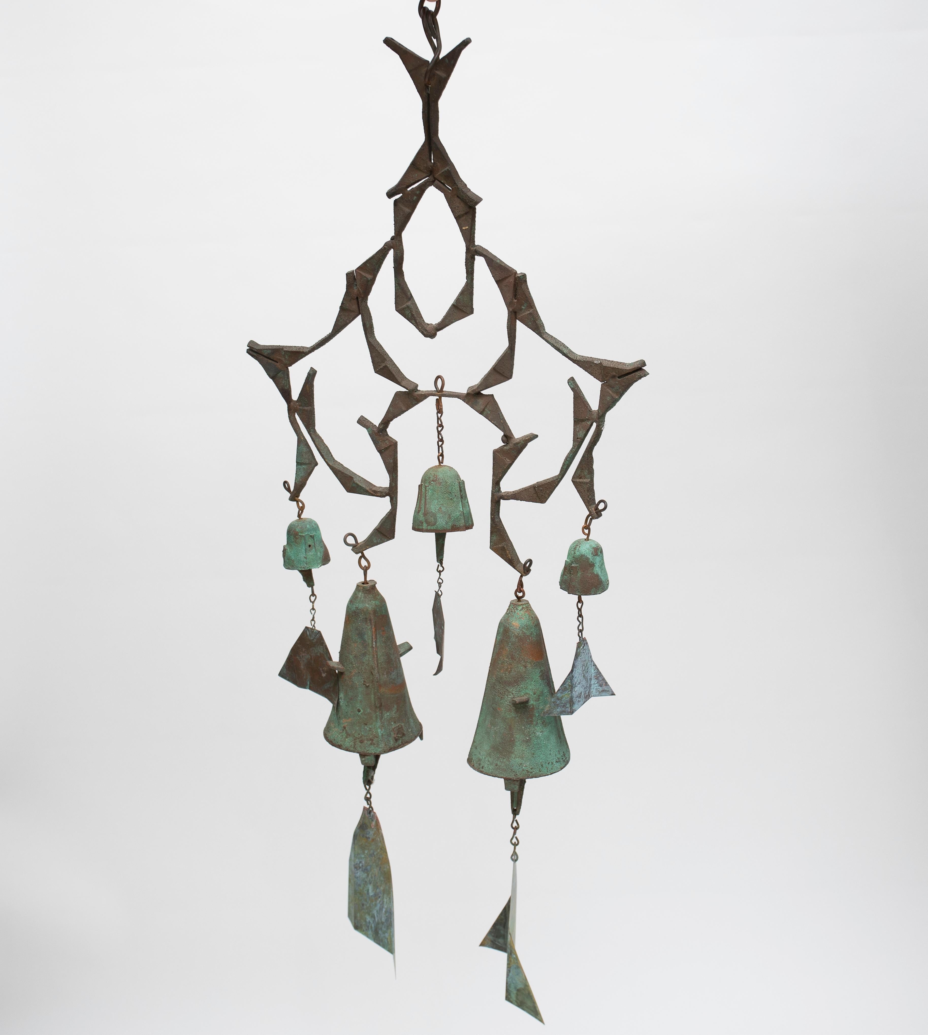 Paolo Soleri 5 bell wind chime.
Nice original surface with a fine patina.
An unusual vintage variation.