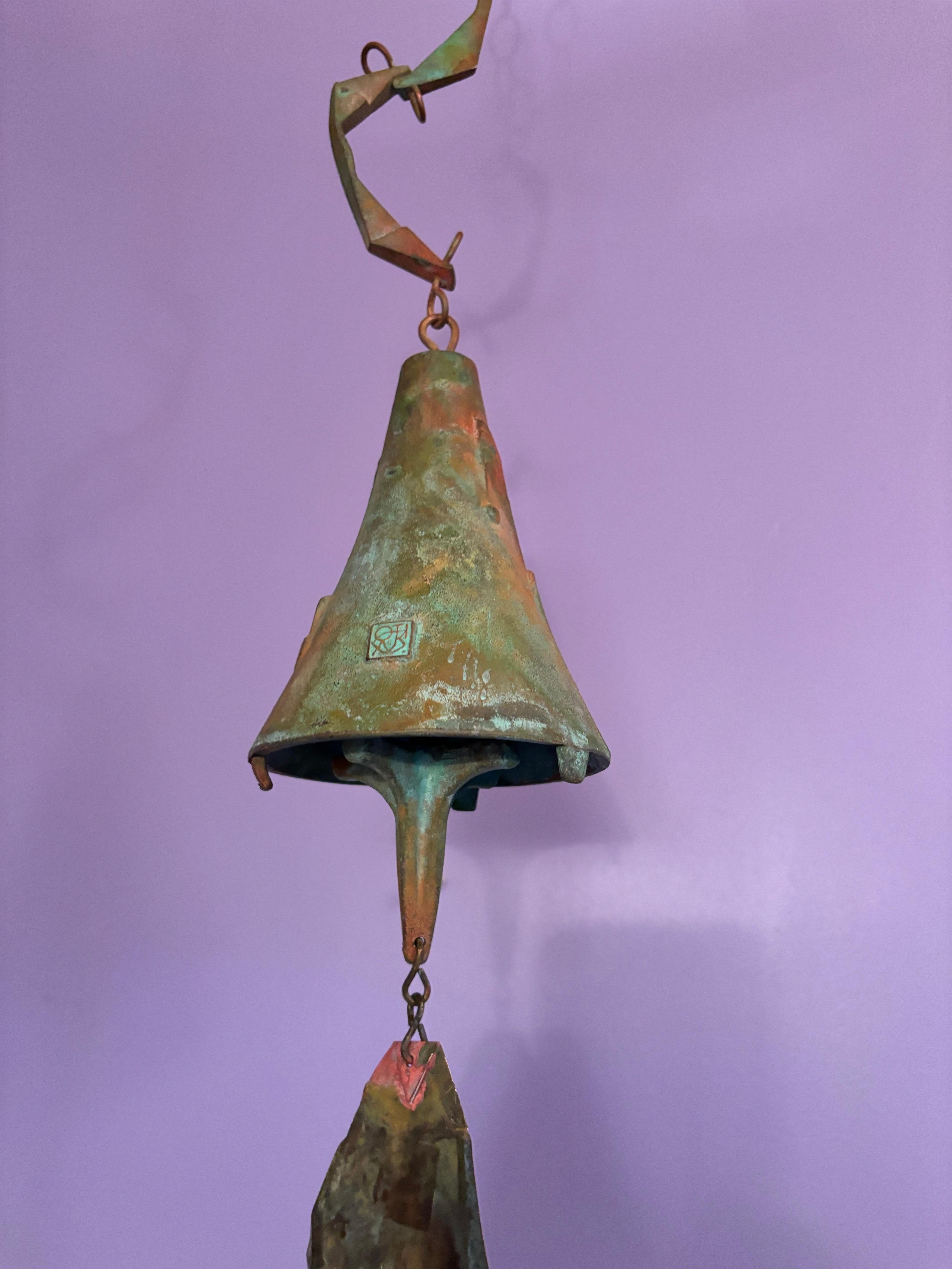 Paolo Soleri  Campana de bronce con aleta de cobre.  Bonito estado original con un diseño de cadena/eslabón Soleri clásico y único.  ¡Echa un vistazo a mis otros 2 anuncios de Soleri Bell!