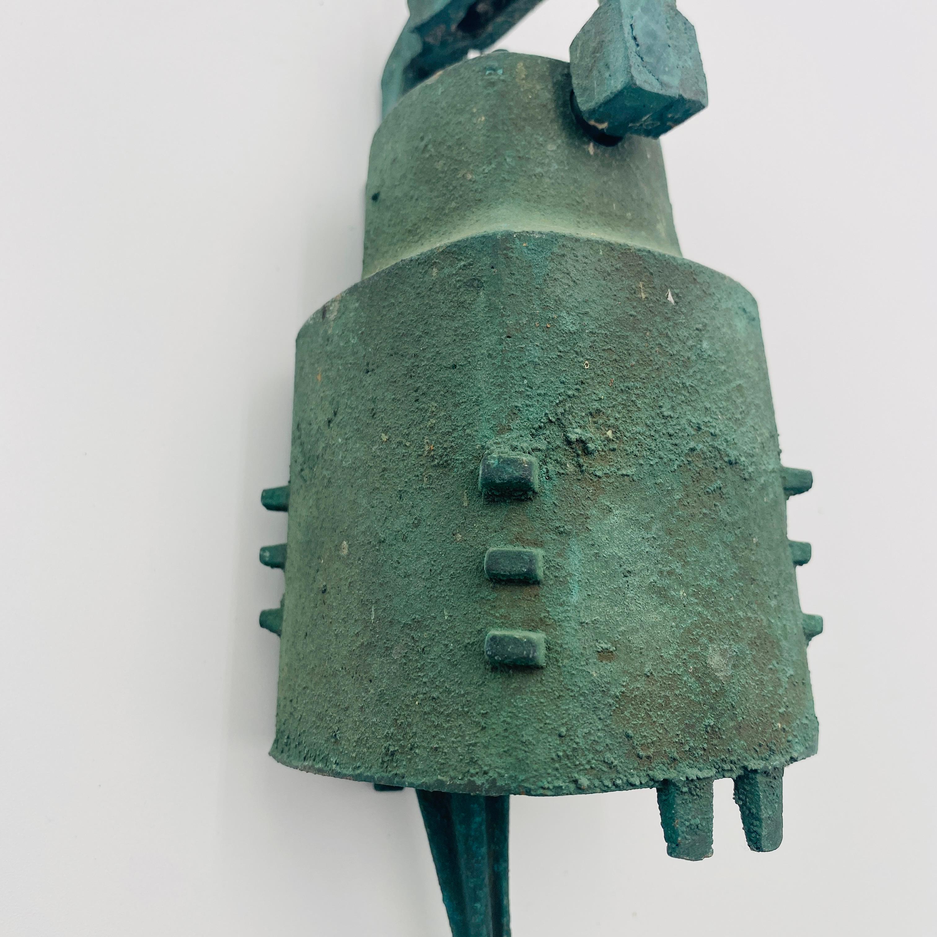 Antigua campana de viento de bronce Paolo Soleri para Cosanti, década de 1970. Impresionante pátina y cifrado Cosanti con cometa original. Viene con una cadena, ¡así que está listo para colgar!