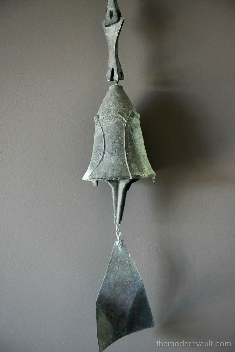 Paolo Soleri bronze windbell, circa 1960. Original Kite, makers mark on rim of bell. Beautiful patina. 

Bell measures 5
