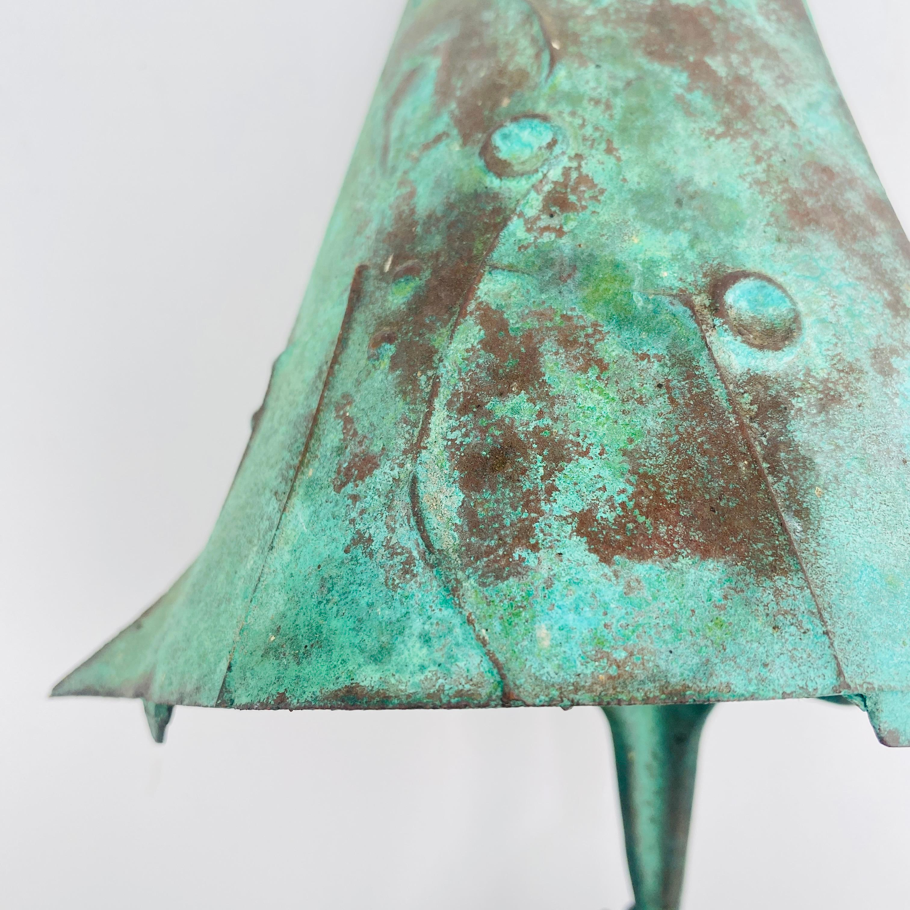 Preciosa campana de viento grande de bronce de Paolo Soleri. Está en magníficas condiciones, con una pátina preciosa, y emite un sonido inquietantemente bello cuando sopla el viento. Todas las piezas originales de los años 60. 

Paolo Soleri