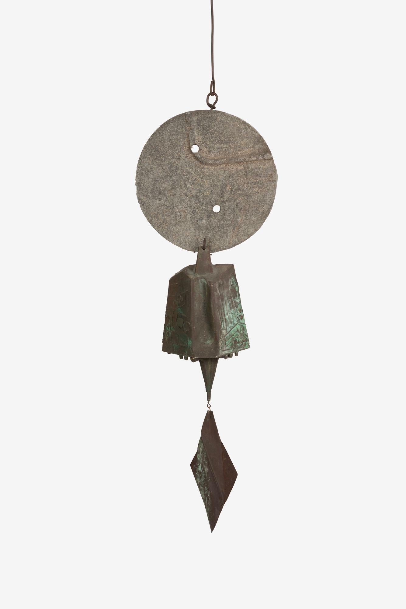 Paolo Soleri Sonderanfertigung Große 55 Zoll Brutalistische Windbell 1975
Aluminiumguss, patinierte Bronze und Kupfer
55 h × 13 b × 7½ t in
Die Chiffre des Künstlers auf den Körper übertragen.
Bedingung:
Natürliche Patina mit Grünspan-Farbtönen und