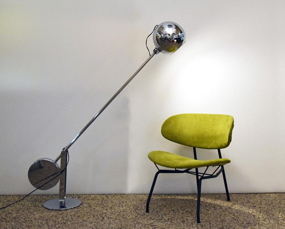 Lampada da terra inclinabile regolabile disegnata da Paolo Tilche, anni Settanta.
Struttura in metallo cromato, regolabile tramite un contrappeso alla base contenente sabbia, diffusore sferico regolabile.
In ottime condizioni.