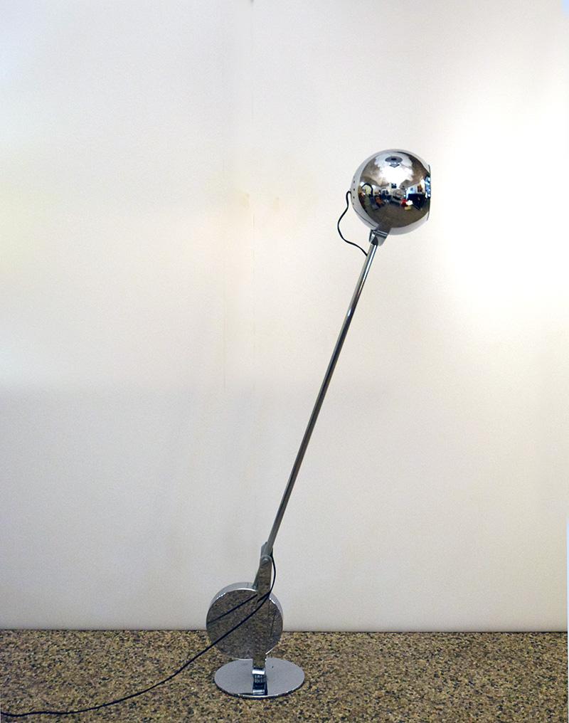 Italiano Lampada da terra inclinabile in metallo cromato di Paolo Tilche, anni '70 in vendita