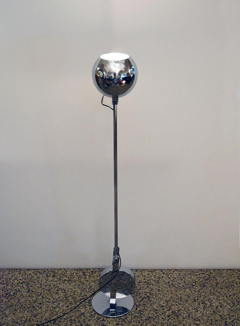 Lampada da terra inclinabile in metallo cromato di Paolo Tilche, anni '70 In condizioni ottime in vendita a Parma, IT