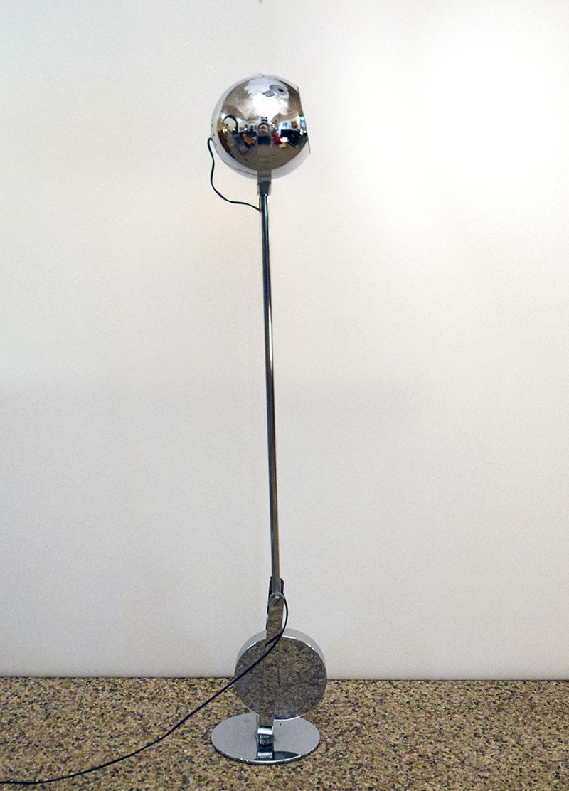 Fine XX secolo Lampada da terra inclinabile in metallo cromato di Paolo Tilche, anni '70 in vendita