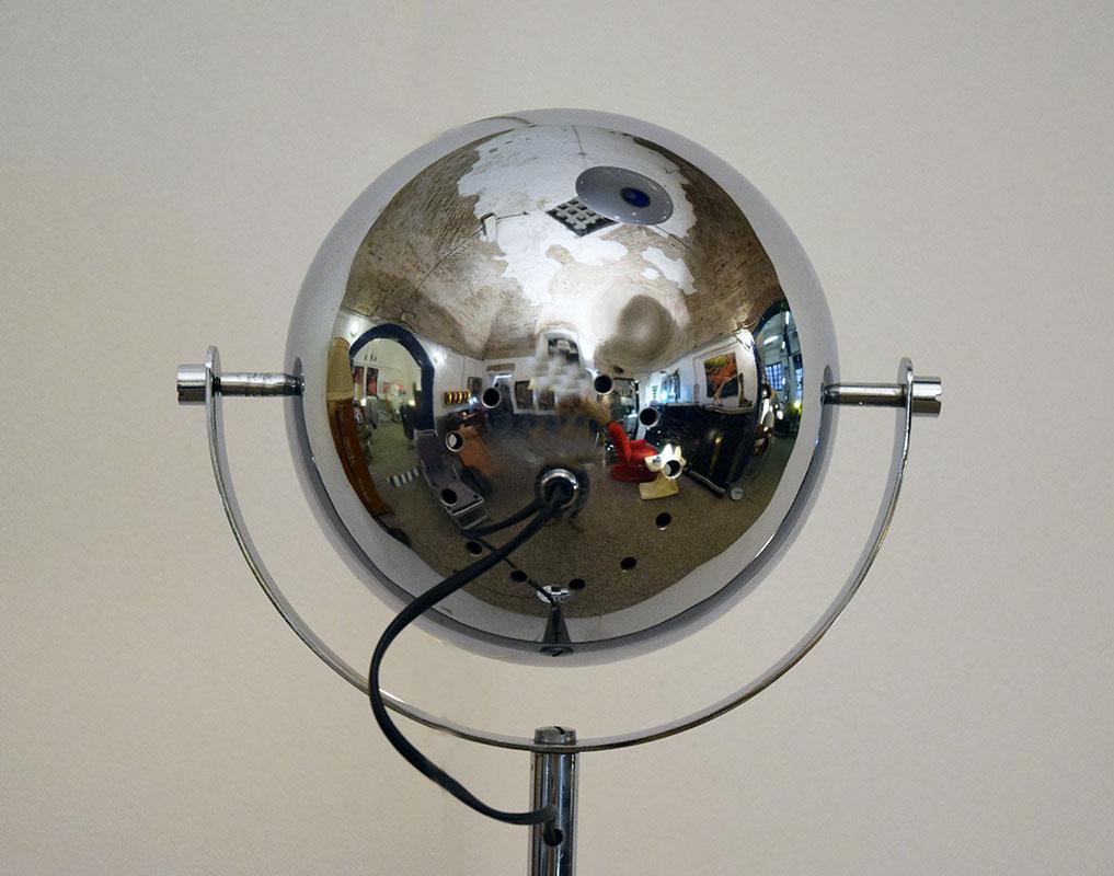 Lampada da terra inclinabile in metallo cromato di Paolo Tilche, anni '70 in vendita 1