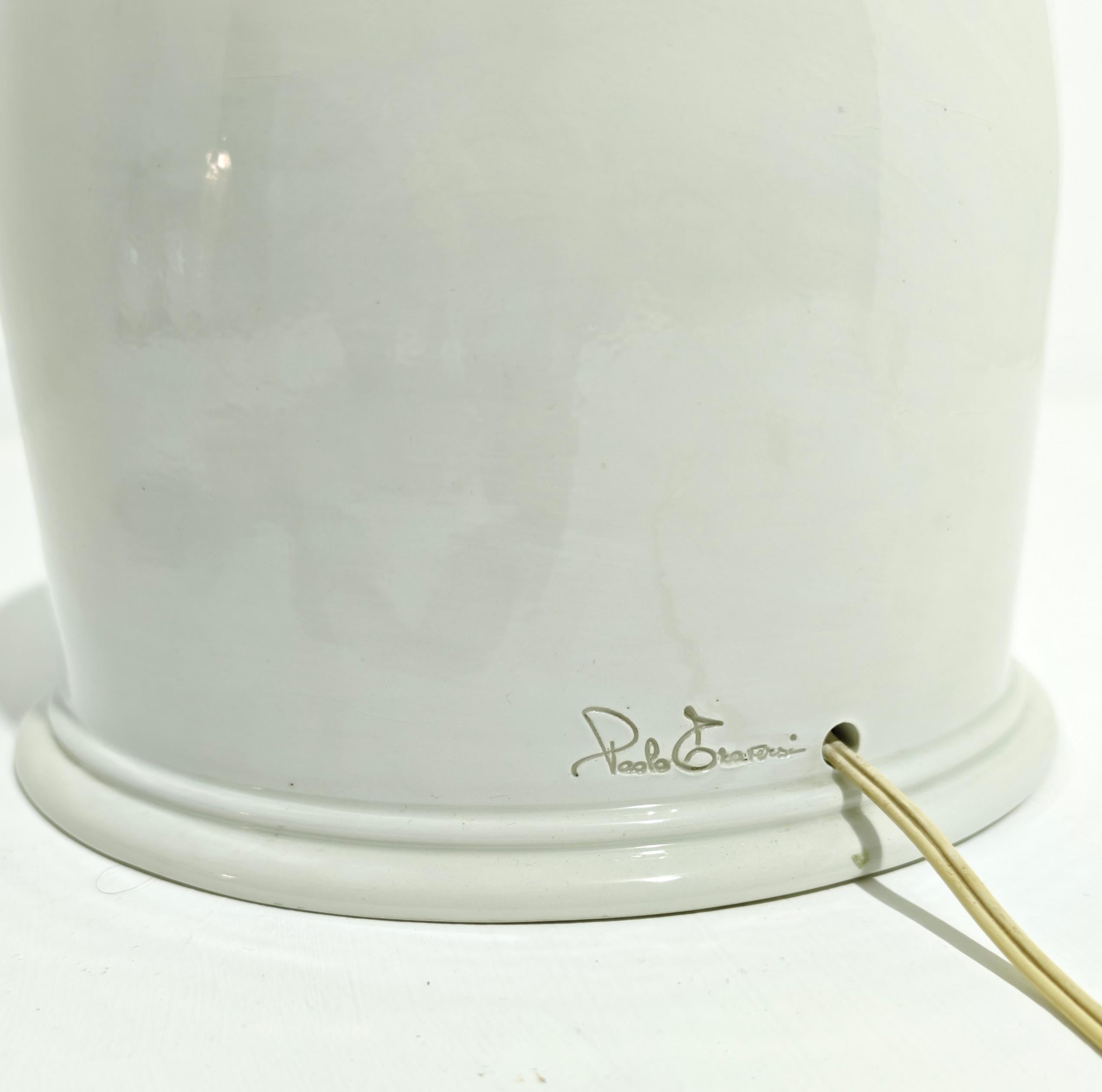 Paolo Traversi. Lampe de table en céramique émaillée blanche, avec décoration. Vendu sans abat-jour. Signé comme indiqué sur la photo. Production italienne, années 70/80. Veuillez regarder attentivement la vidéo et les photos, merci.

Poids : 3 500