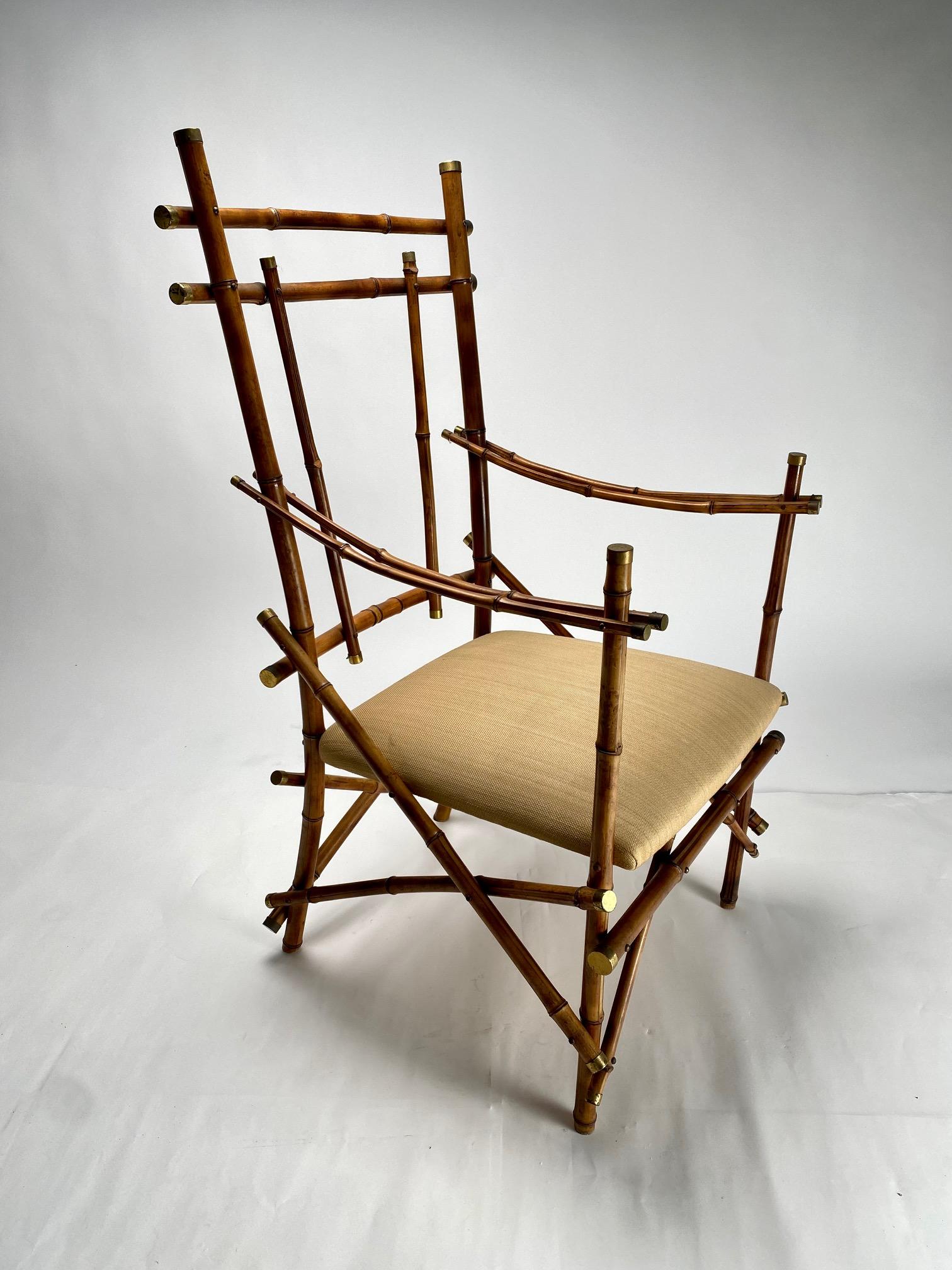 italien Paire de fauteuils et table basse Paolo Traversi, bambou et laiton, Italie en vente