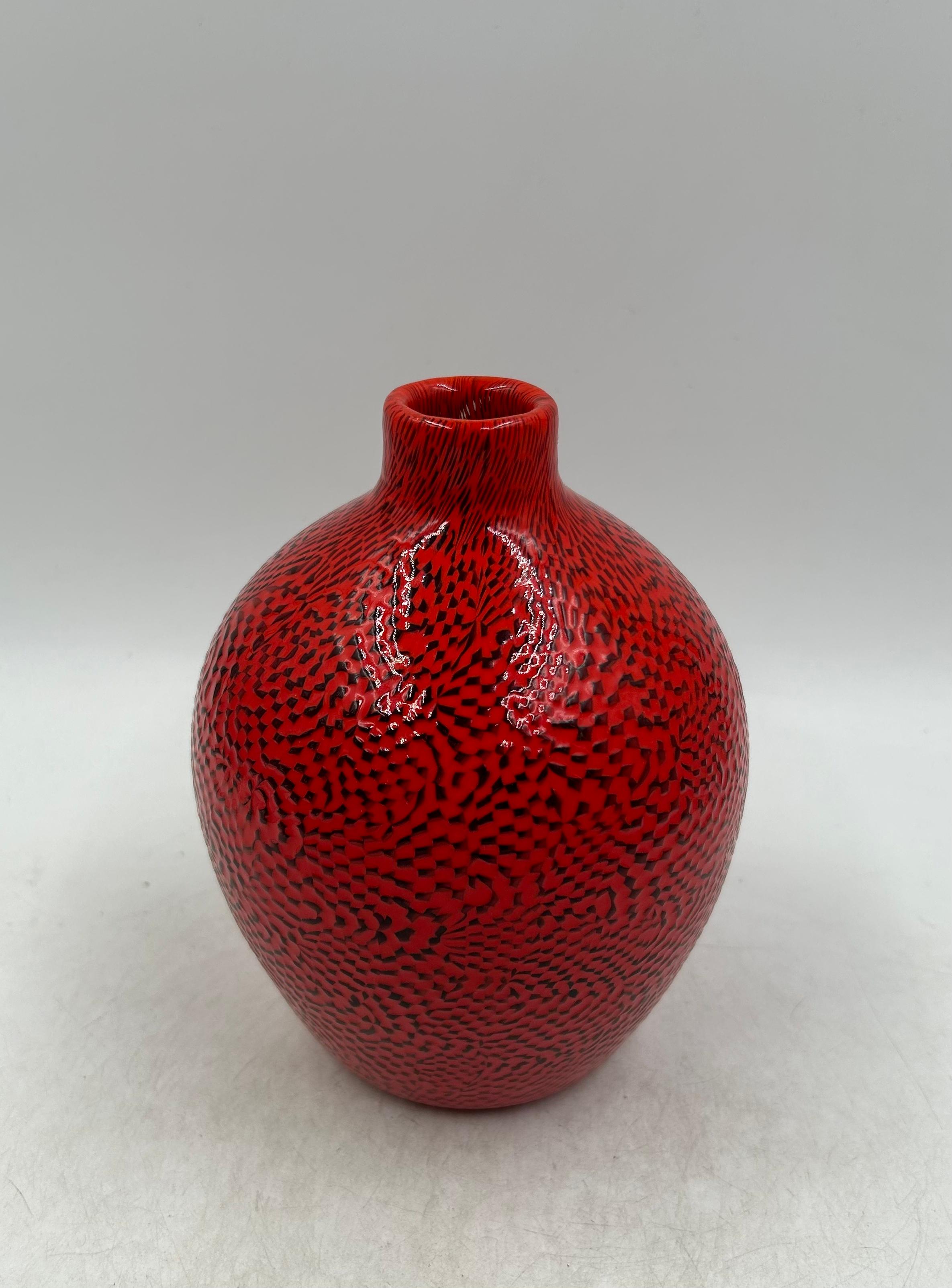Paolo Venini (1895-1959) - Vase en Verre Italien (1953)

Type : Vase en verre soufflé
Date de création : 1953
Dimensions : H : 15 cm  Ø : 14 cm
Couleurs : Noir et rouge
État : Parfait état

Bibliographie :
M. Barovier et C. Sonego, Paolo Venini e la