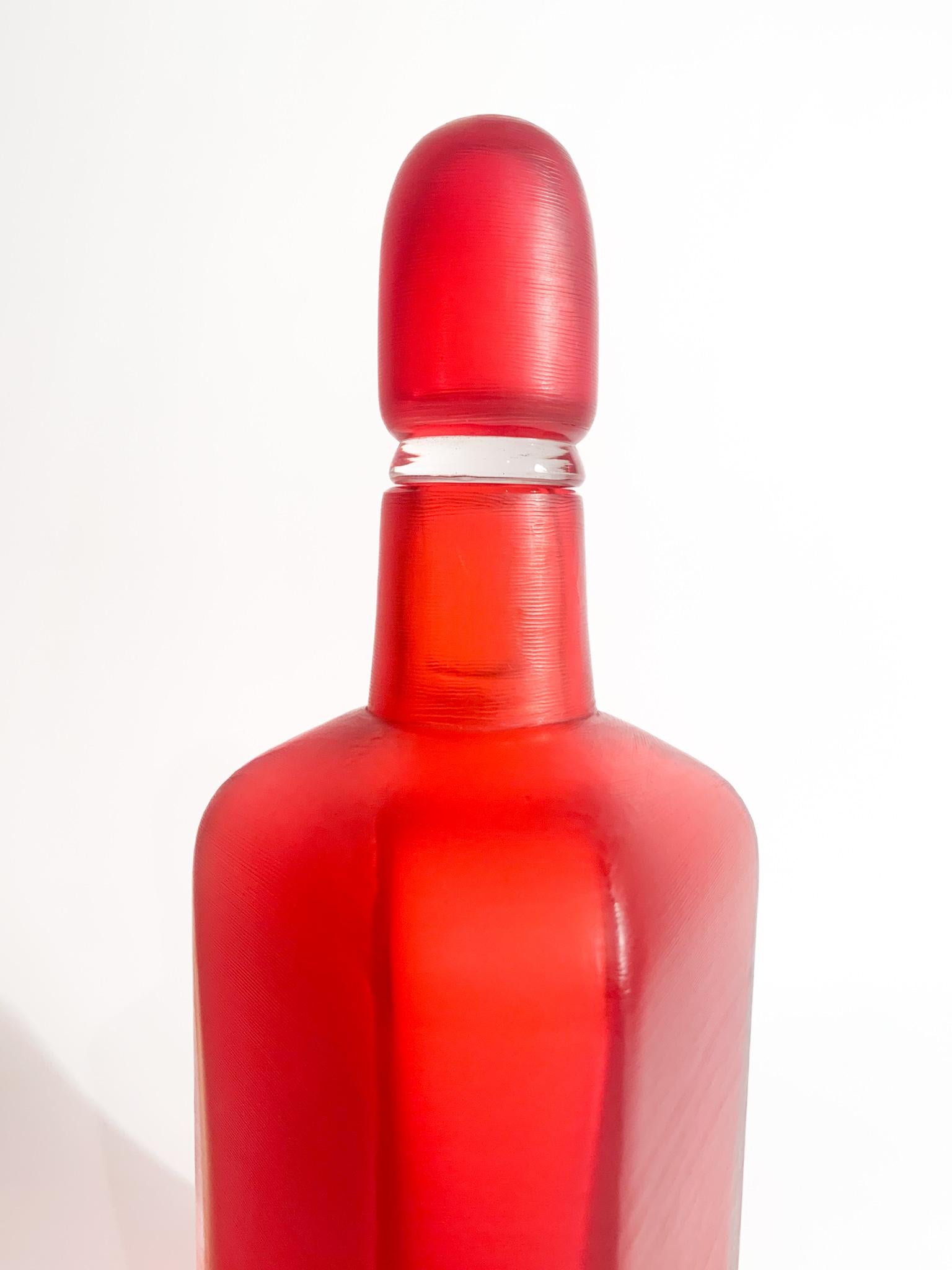 Flasche aus rotem Murano-Glas, aus der 2004 von Paolo Venini entworfenen und hergestellten Kollektion Bottiglie Incise