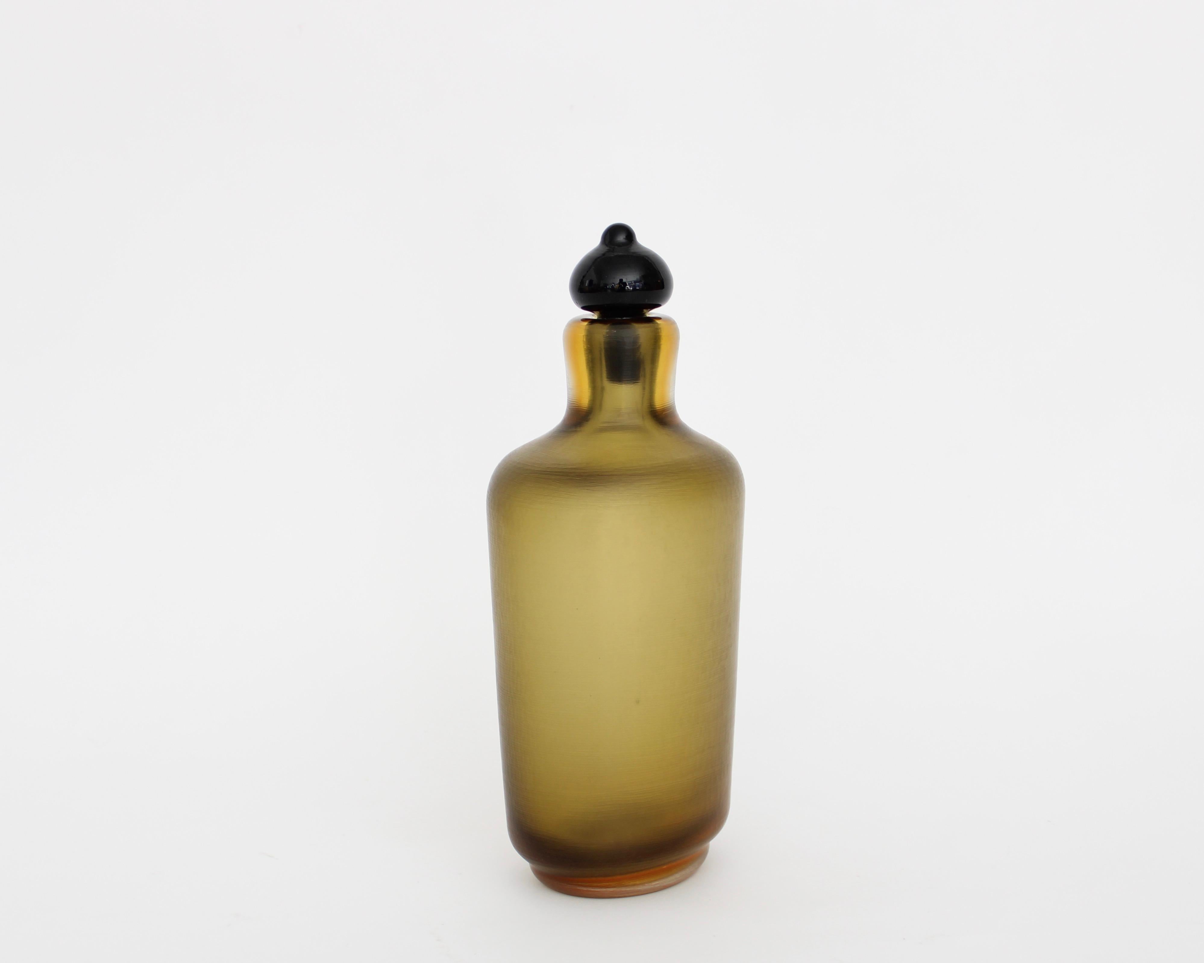 Paolo Venini (1895-1959) for Venini Inciso bottle, Murano, Italy, circa 1950
Amber wheel-carved glass and original black stopper
three-line acid stamp 'Venini Murano Italia'
Measures: 5