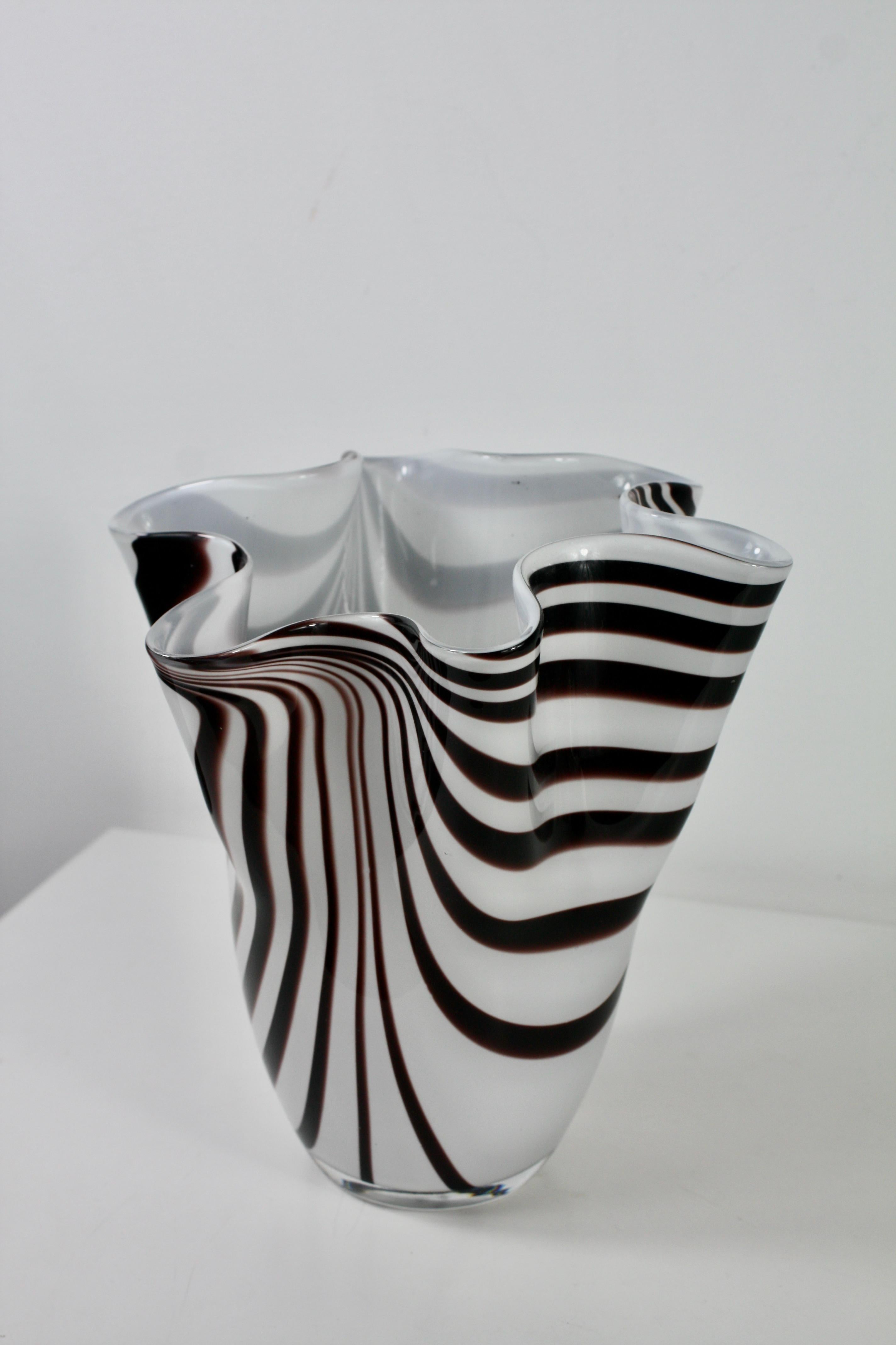 Vetro artistico Paolo Venini & Fulvio Bianconi “Fazzoletti” Murano Glass Vase, Italy, 1950s in vendita