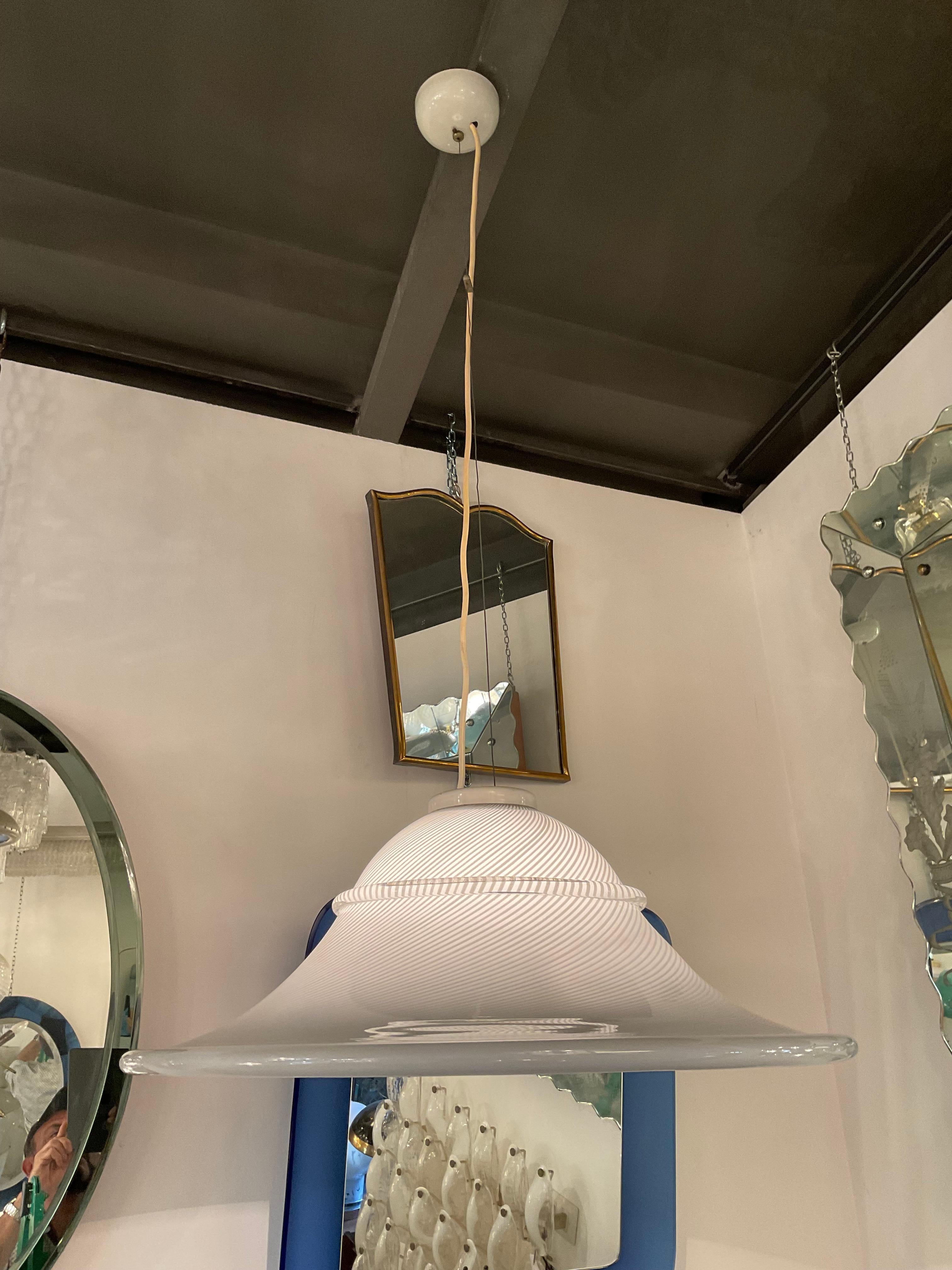 Paolo VENINI - Lampadaire de grande qualité comme toutes les lampes de VENINI fabriquées à MURANO, Made in ITALY.
La lampe est en parfait état de conservation, fonctionnelle.