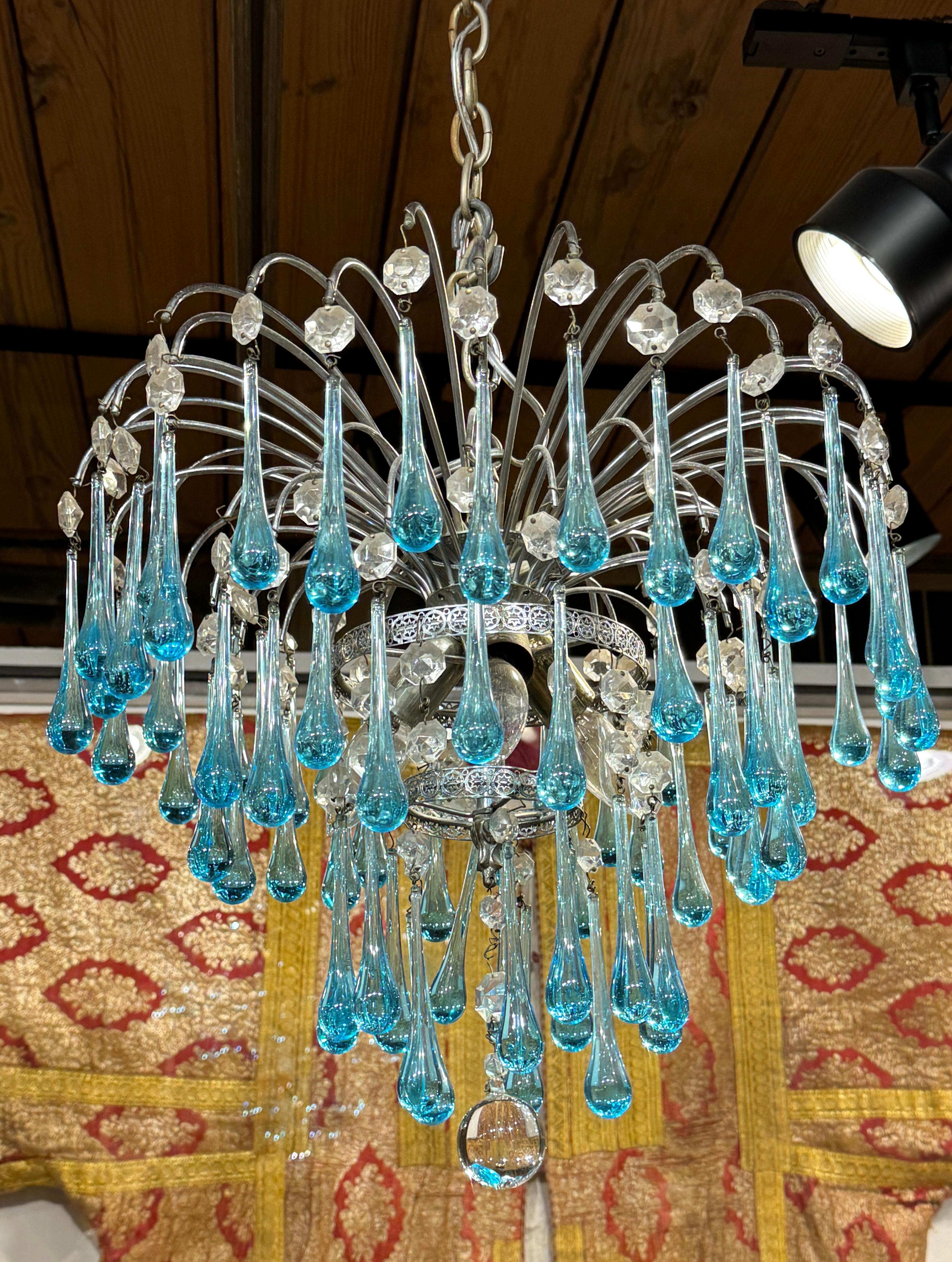 Paolo Venini Murano Turquoise Drops Glass Chandelier, 1960

Presenting an exquisite Paolo Venini Murano glass chandelier featuring stunning turquoise glass drops, crafted in 1960. This elegant chandelier embodies the sophisticated artistry of