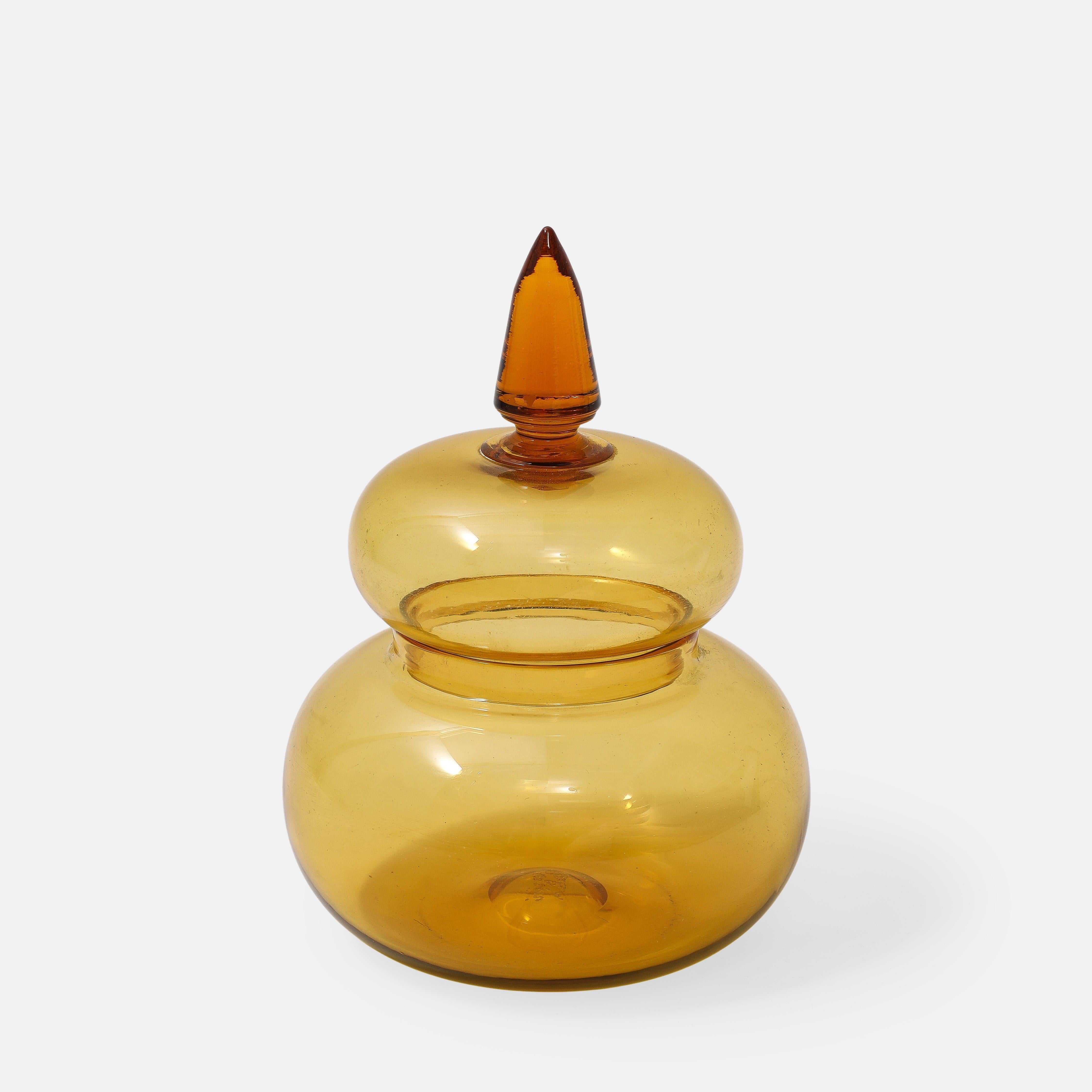 Paolo Venini für Venini seltenes Apothekergefäß aus mundgeblasenem rotem und malvenfarbenem Glas.  Dieses klassische und elegante Gefäß stammt aus einer 1959 von Paolo Venini entworfenen Serie, die von Apothekergefäßen aus dem 19. Jahrhundert