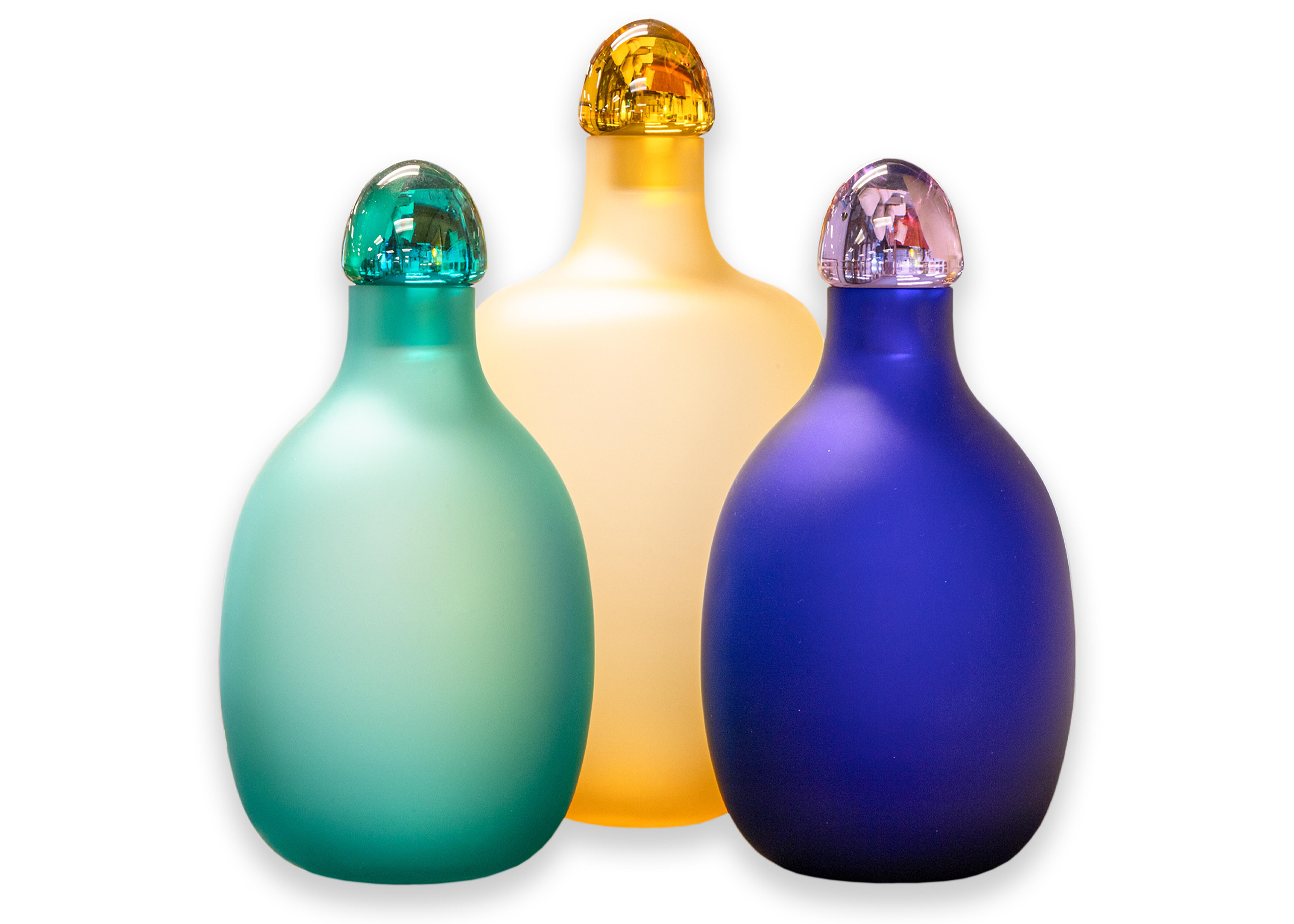 Un set di 3 decanter in vetro artistico Paolo Venini Sommerso Inciso. Questo è un set di decanter di metà secolo del leggendario designer italiano Venini. Venini è responsabile di alcuni dei design più iconici e influenti della vetreria di Murano.