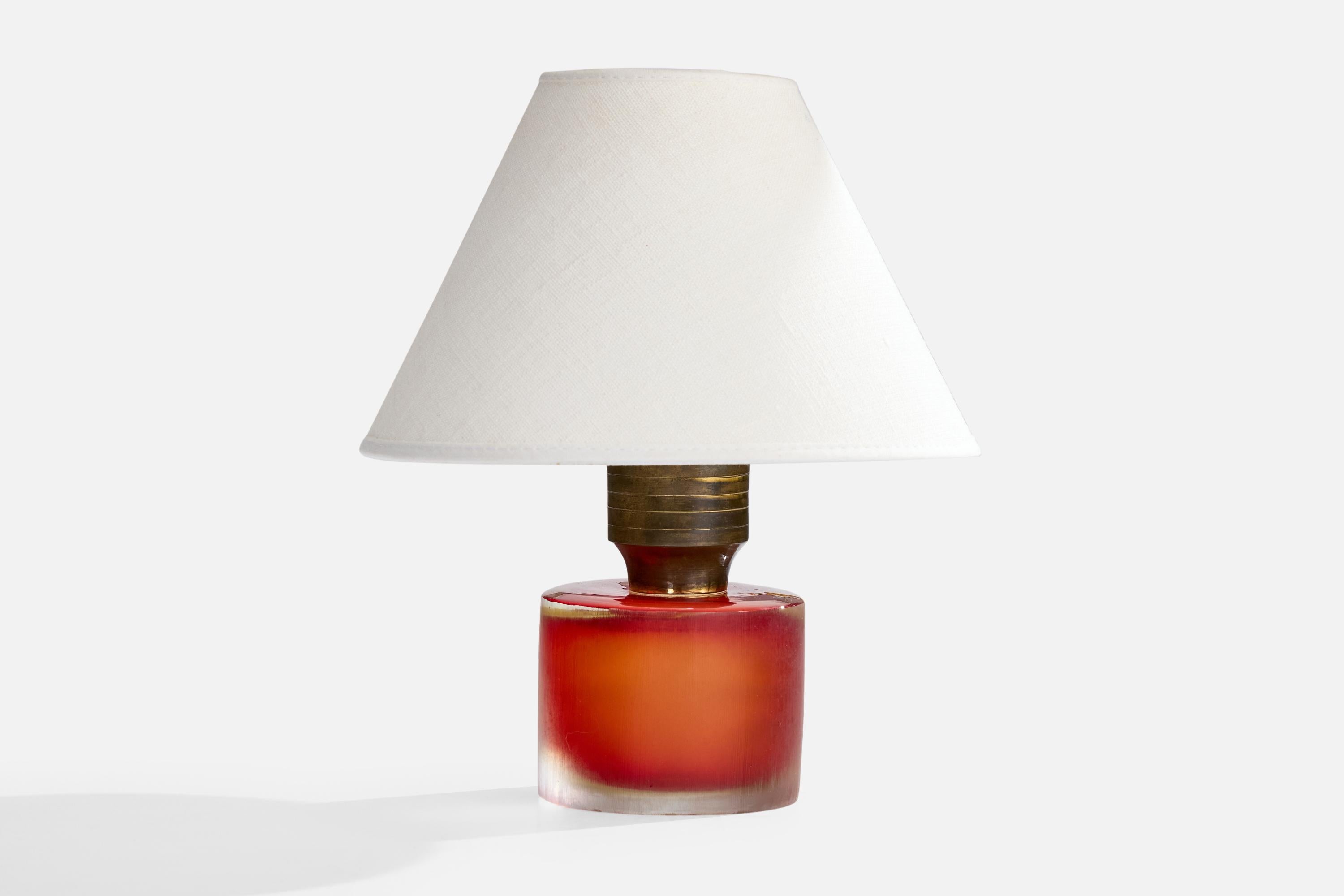 Lámpara de sobremesa de cristal rojo y latón diseñada por Paolo Venini y producida por Venini, Italia, c. 1954.

Dimensiones de la lámpara (pulgadas): 5,7 