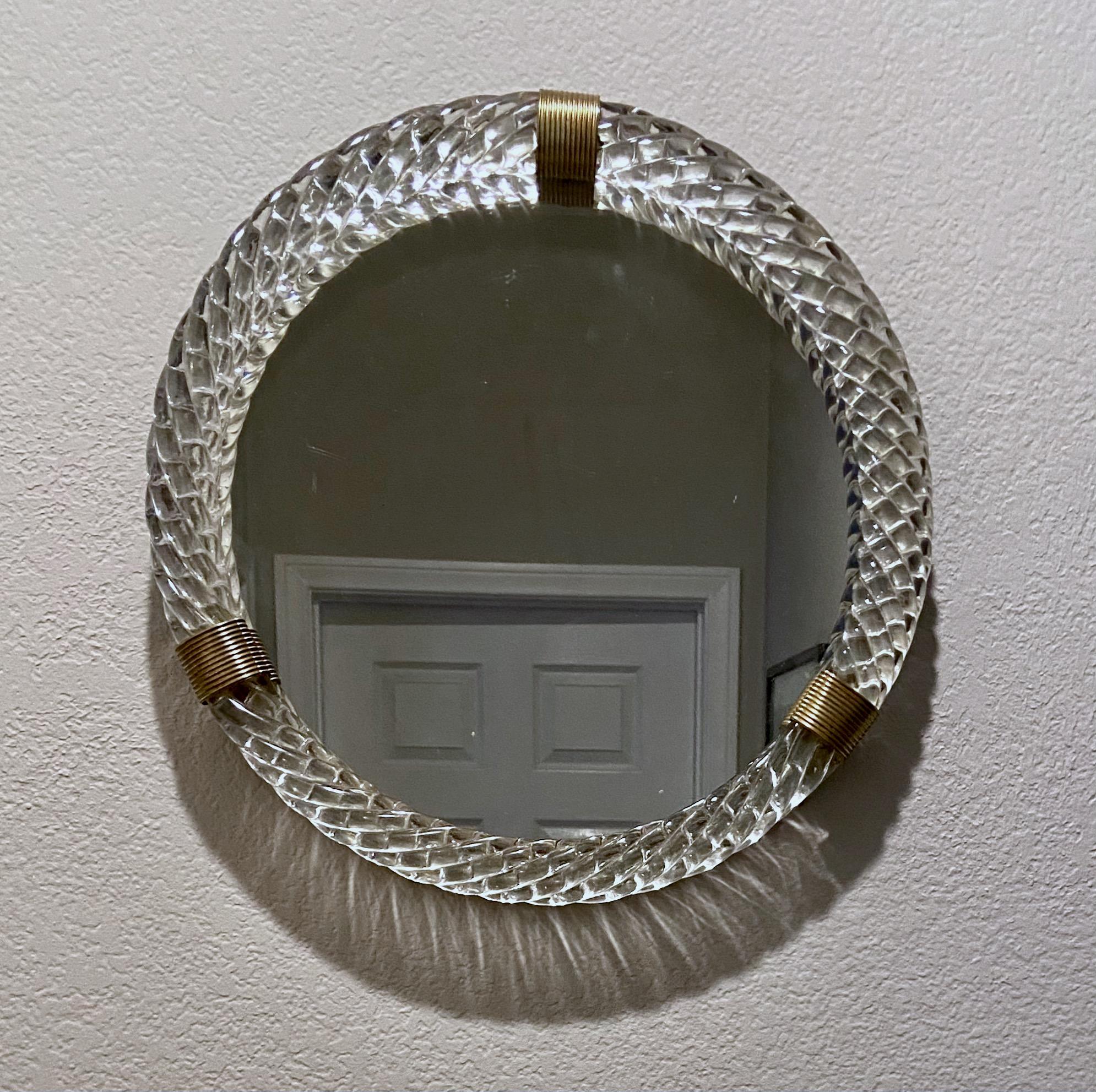 Murano 1940s round glass vanity wall mirror surmounted by thick finely twisted blown glass with brass straps by Paulo Venini. The mirror has a newer wood backing and hanger,
 
