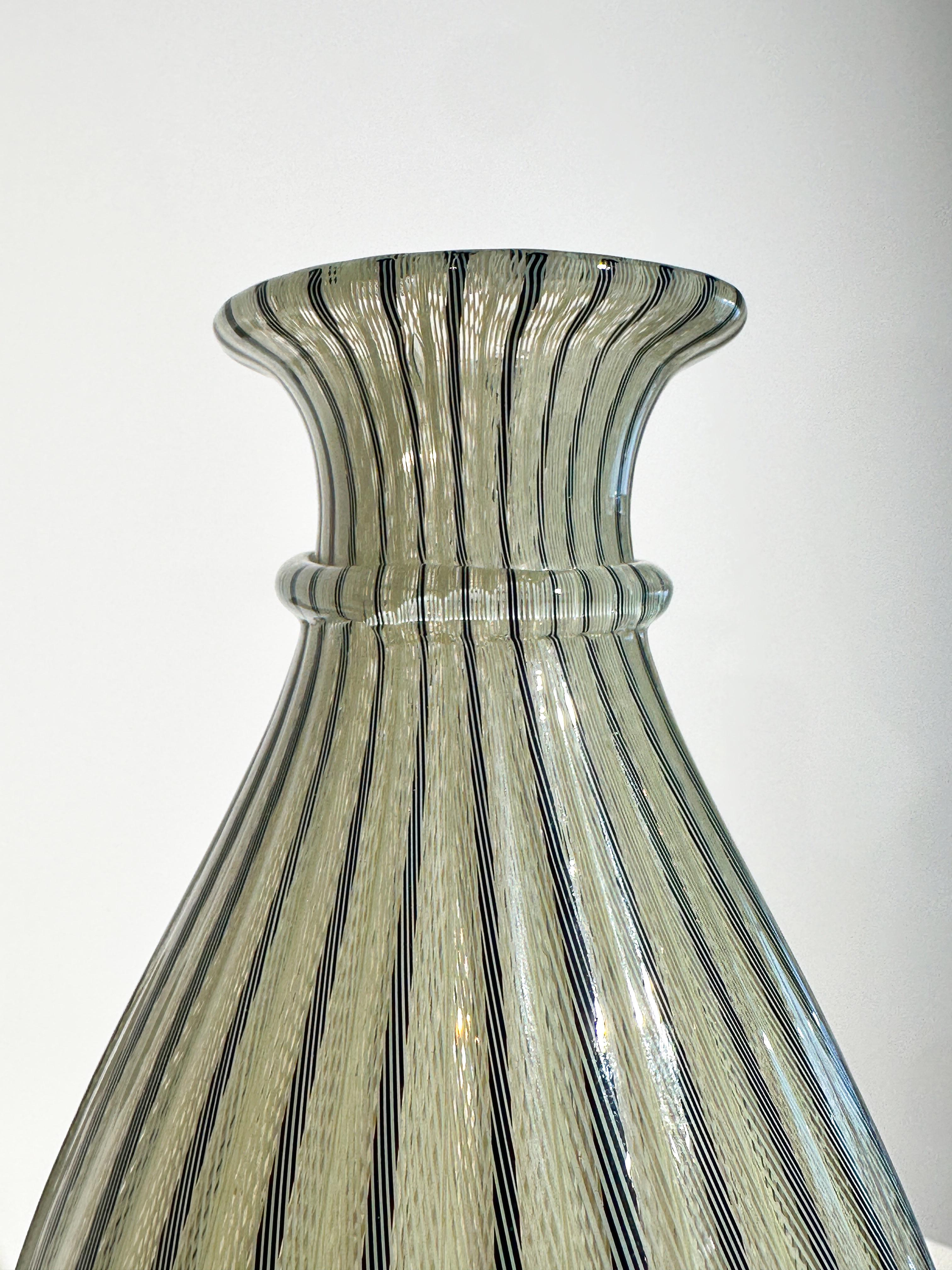 Vase Paolo Venini Vase en verre Murano Zanfirico Italie années 1950 en vente 2